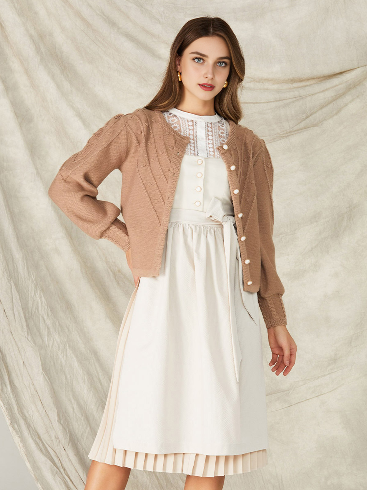 Moderne Dirndl in Braun mit schlichter Eleganz