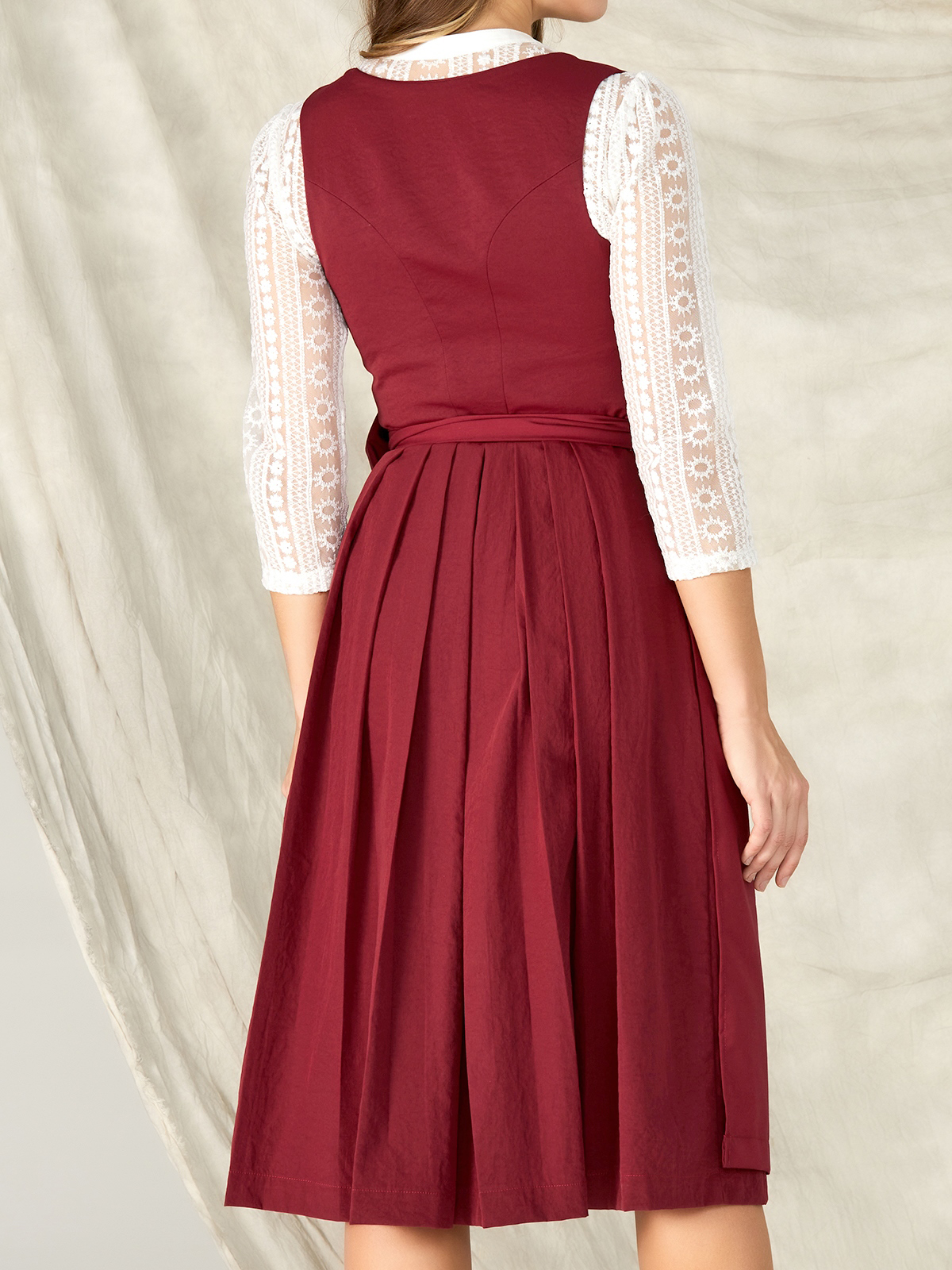 Moderne Dirndl-Kleider in Rot