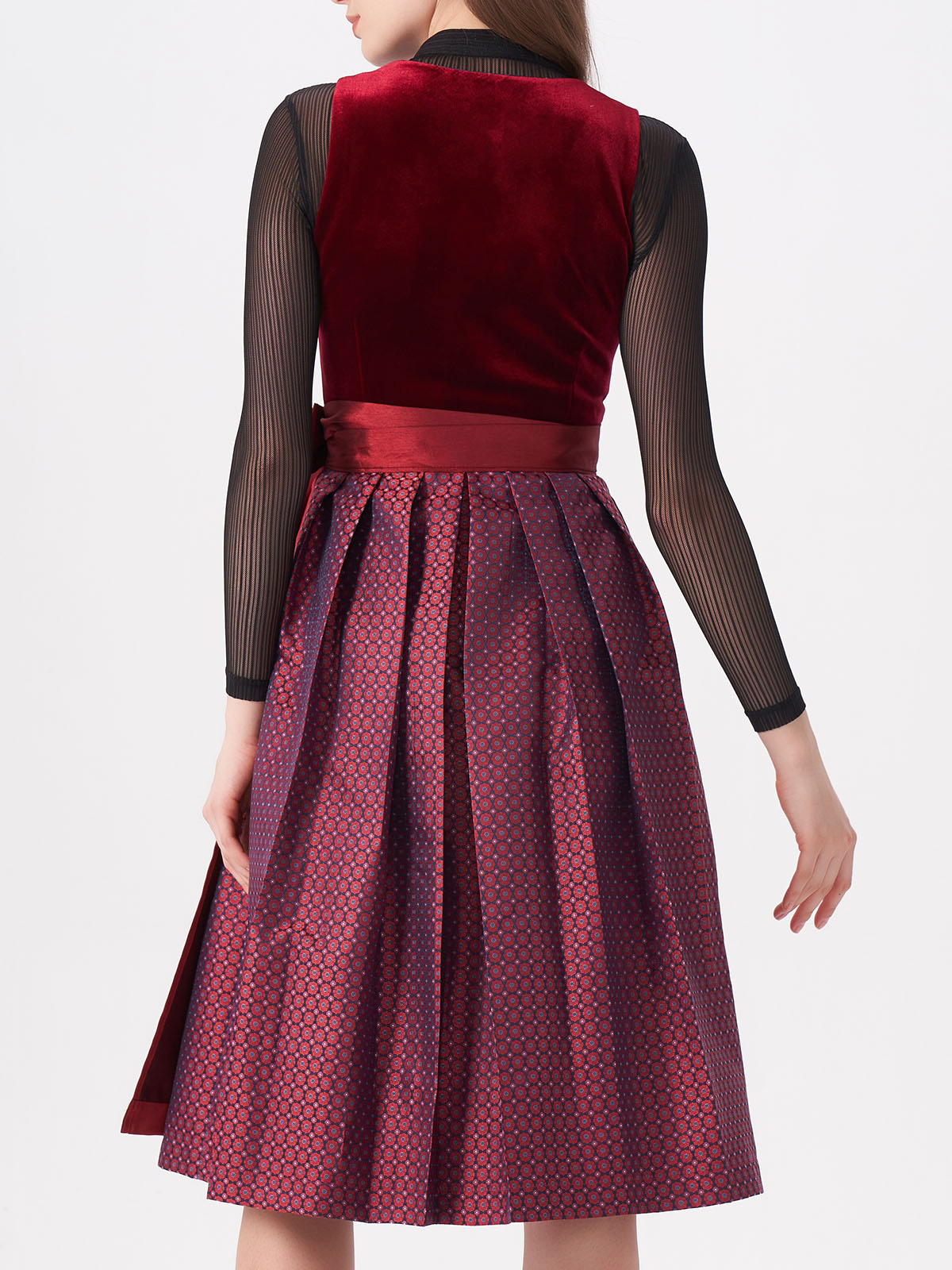 Dirndl in Rot – Eleganz und Tradition vereint