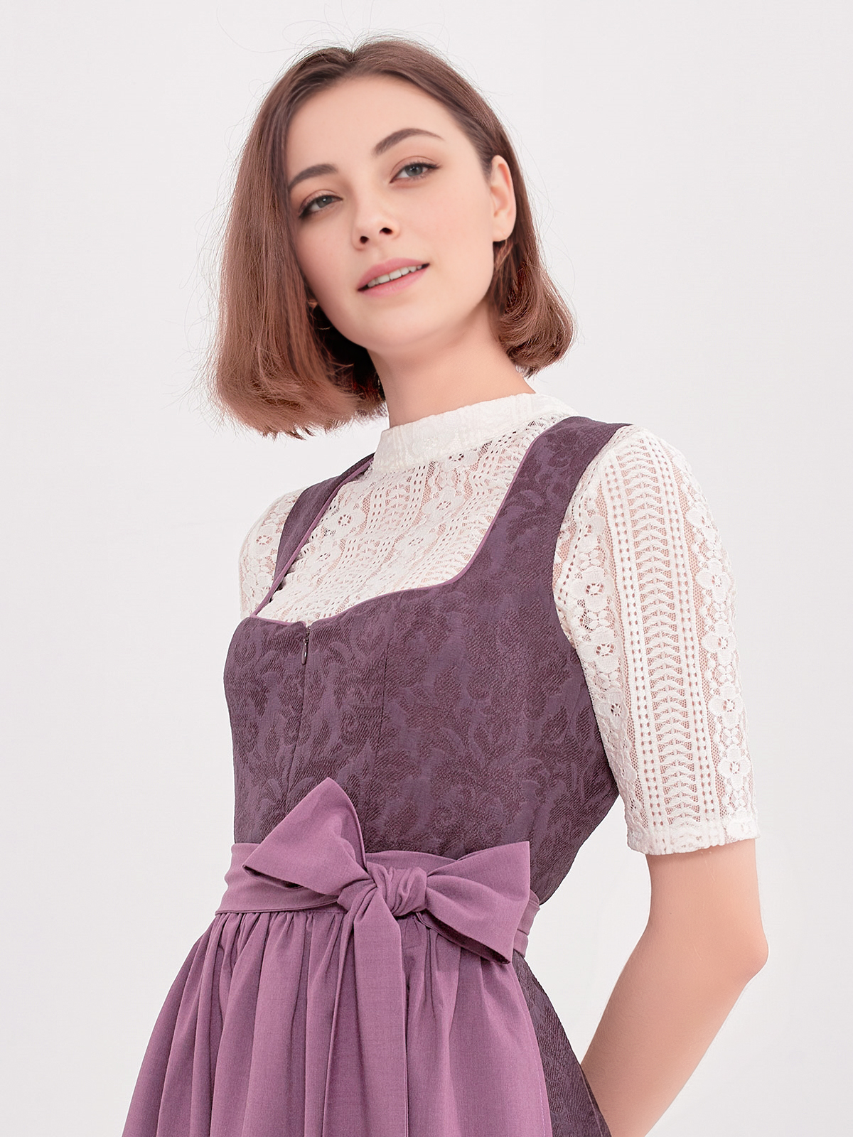 Oranges Dirndl mit floralen Details
