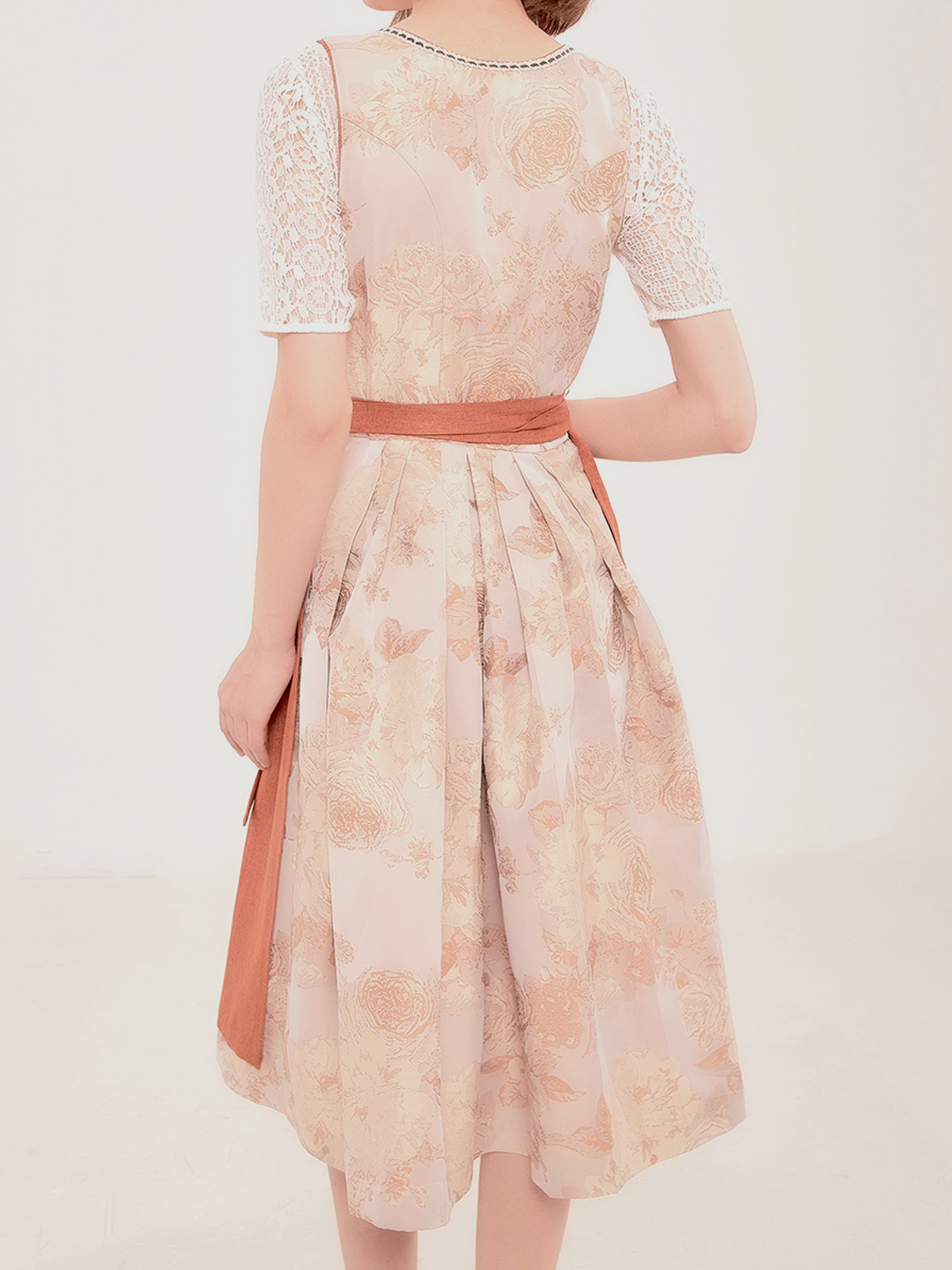 Modernes Dirndl blau mit schlanker Silhouette