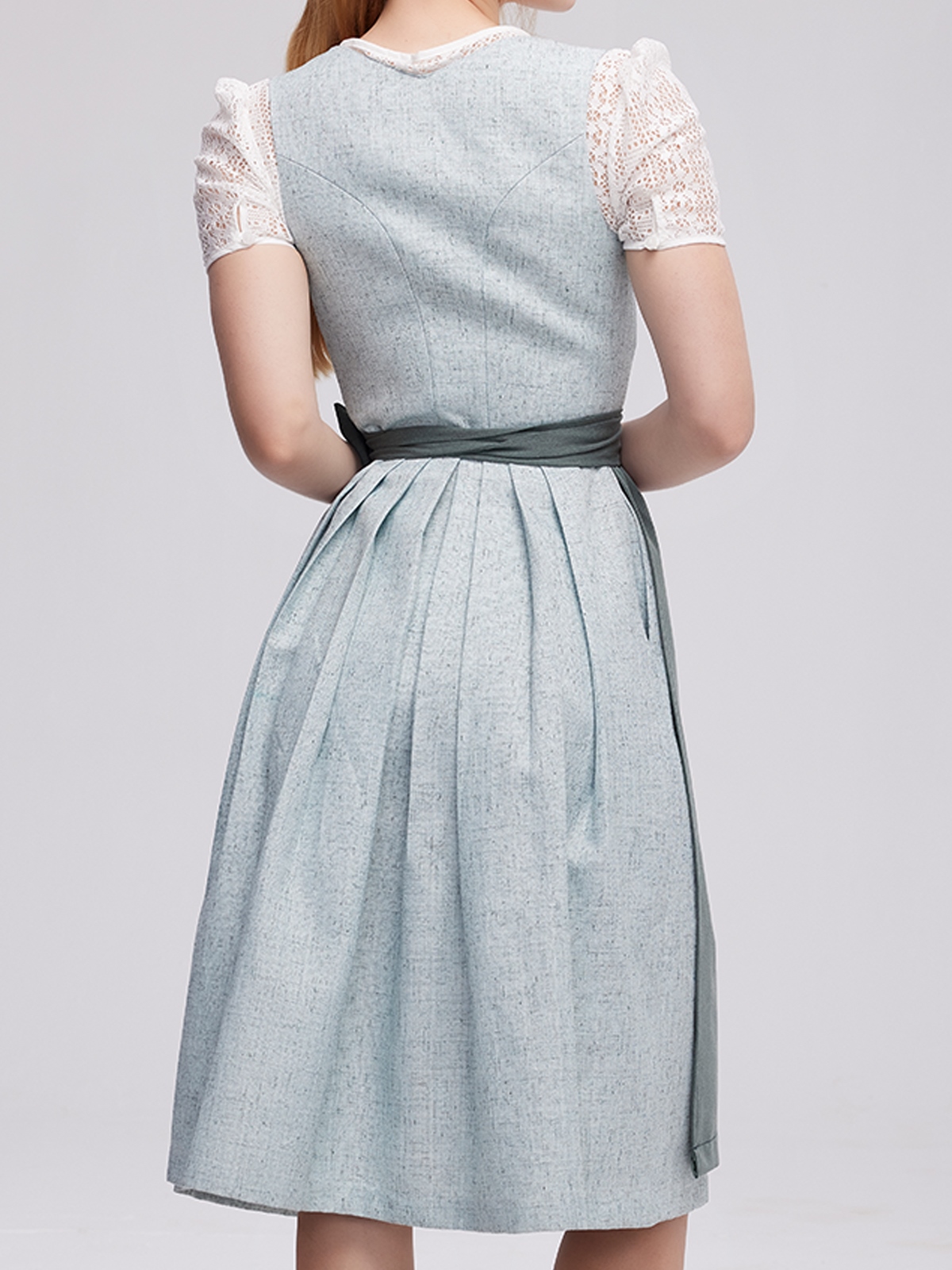 Graues Dirndl in eleganter Ausführung