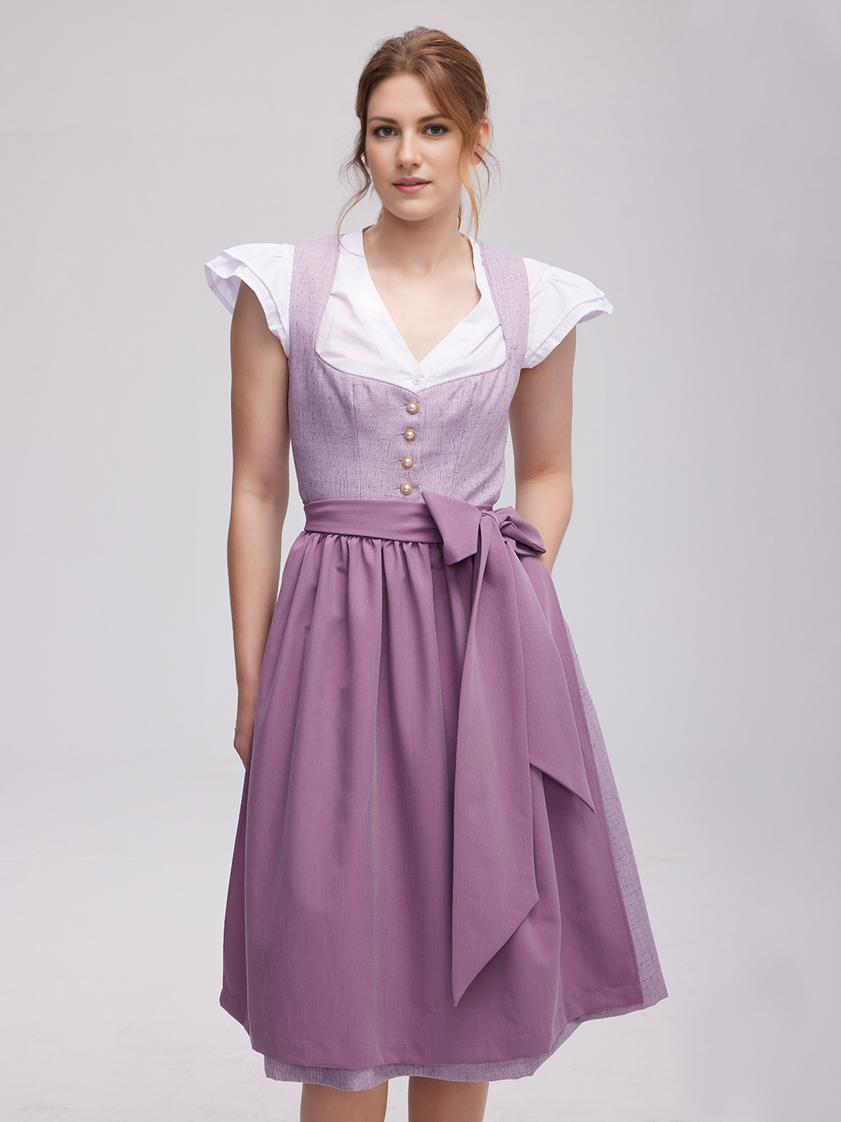 Modernes Dirndl in Lila – stilvoll und vielseitig