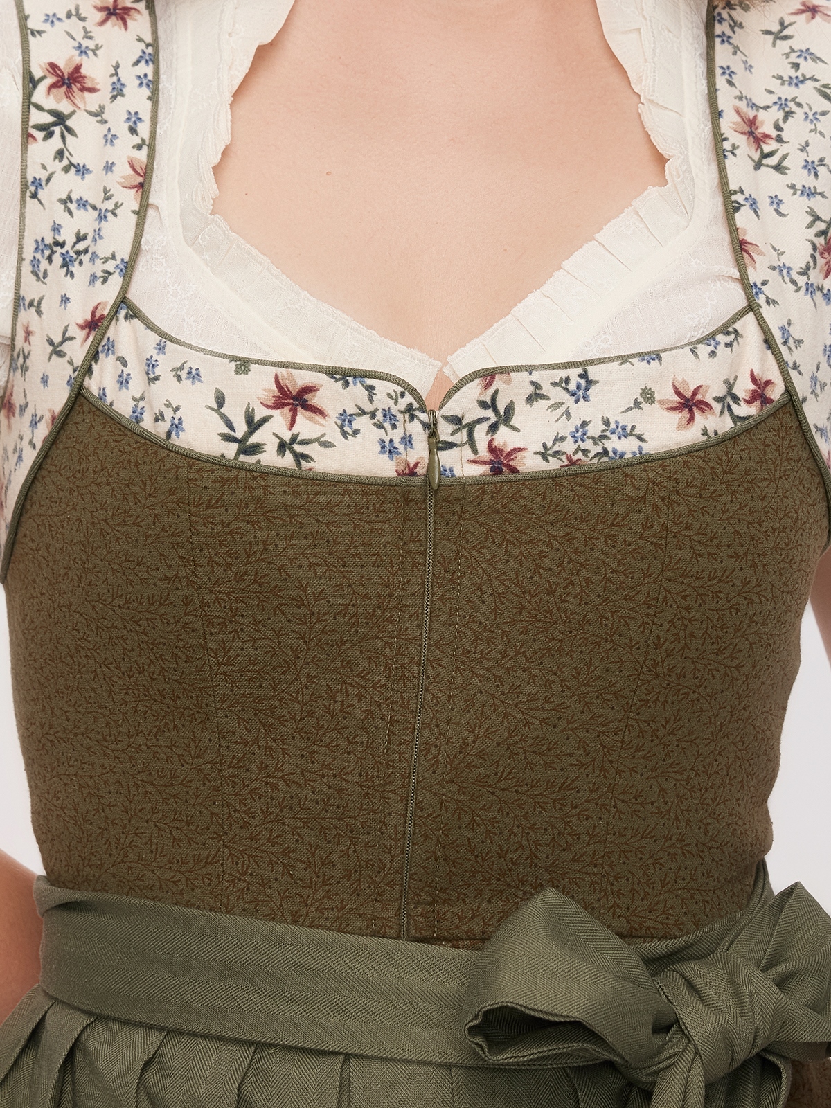 Stylischer Ehreer Dirndl in Grün