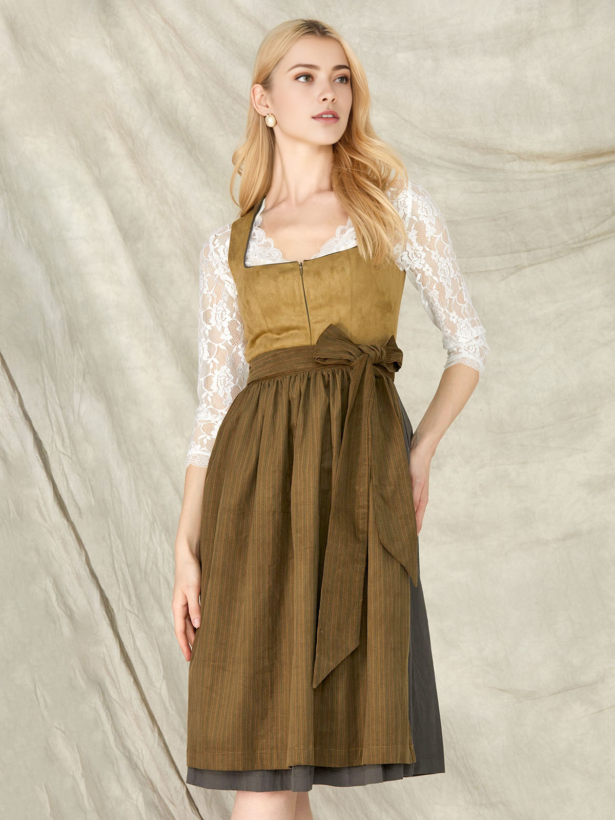 Dirndl in Grün mit Spitzenbluse