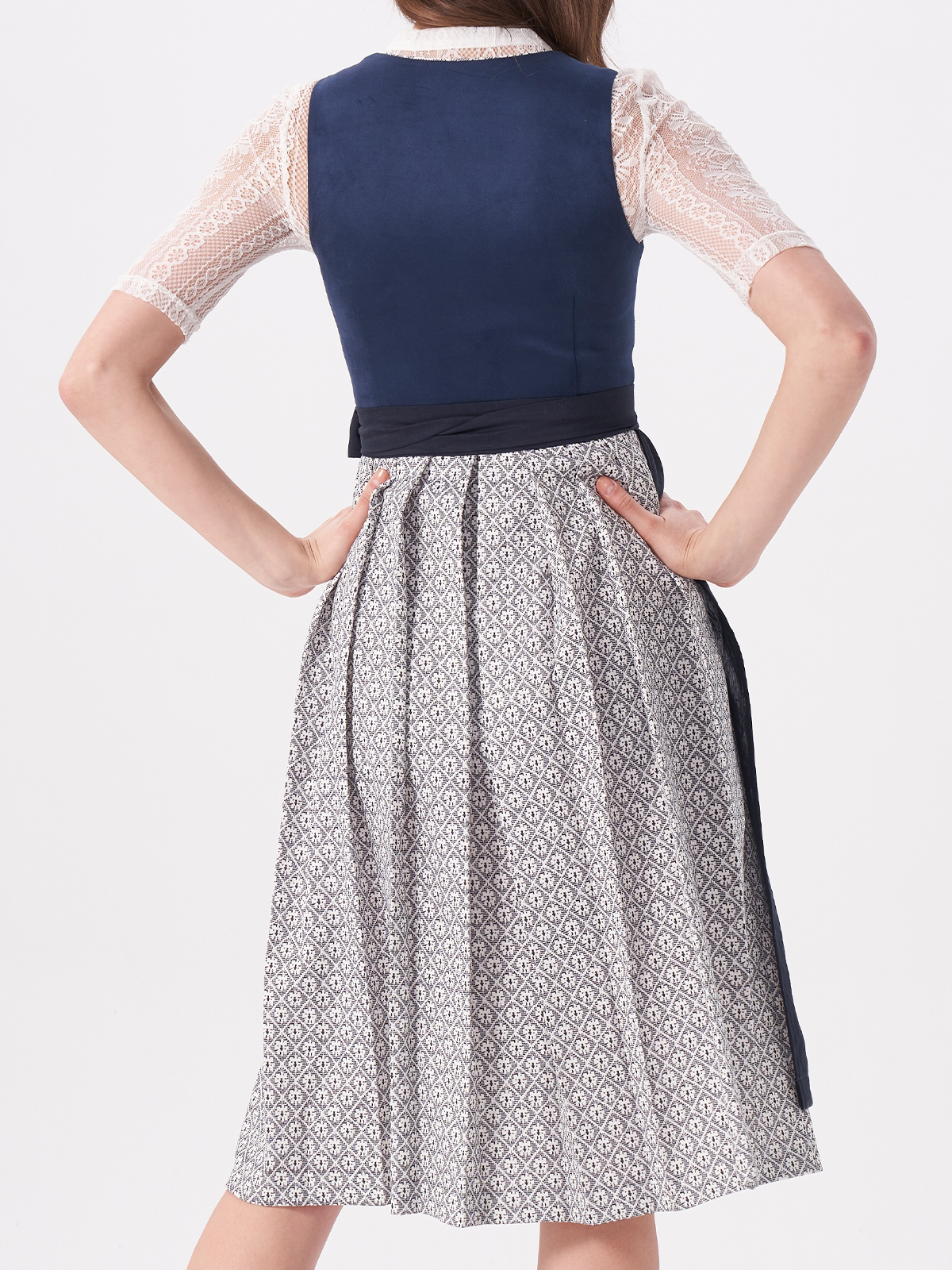 Elegantes Dirndl in Tannengrün mit traditionellen Elementen