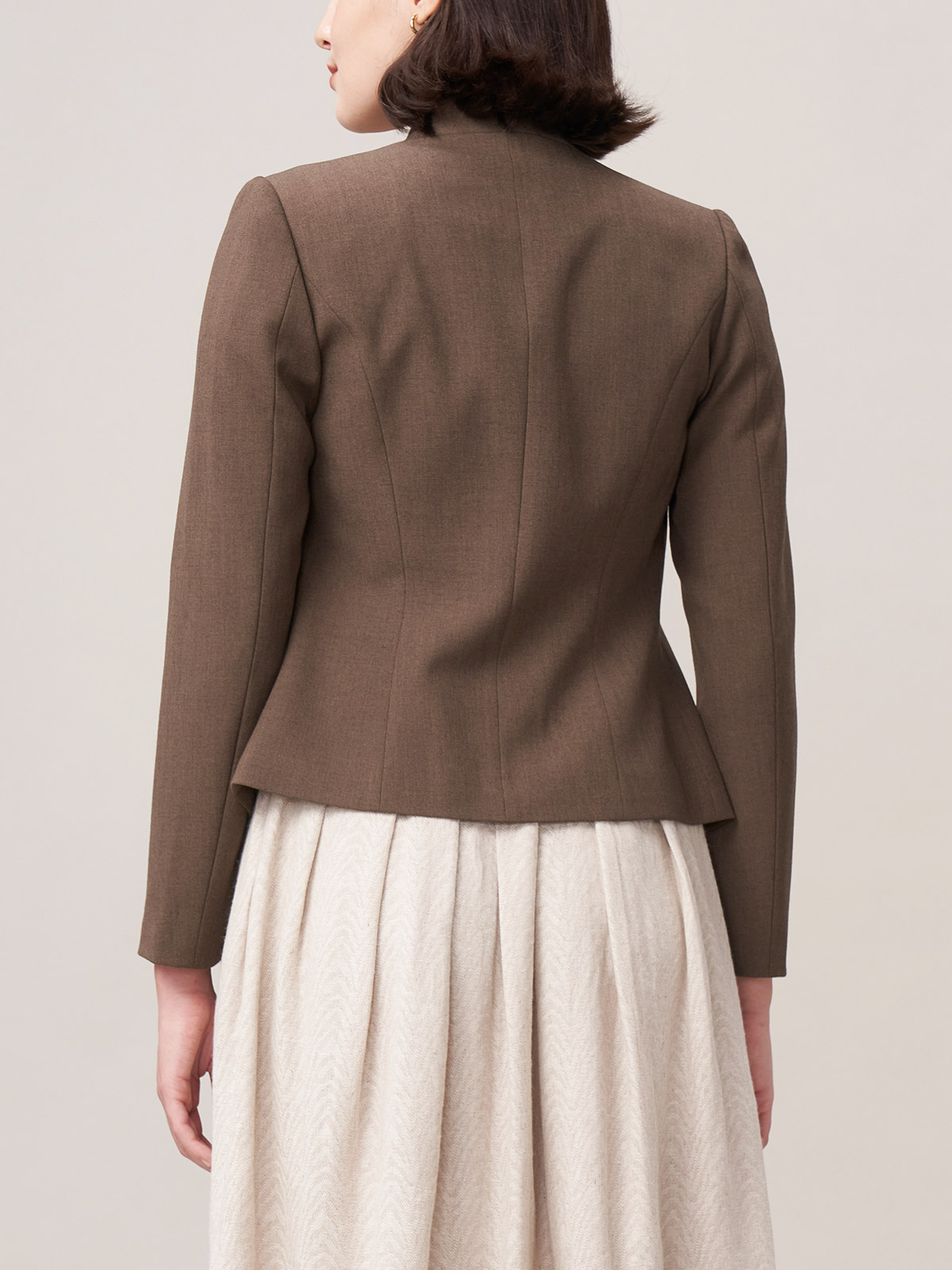 Ein elegantes braunes Dirndl mit traditionellem Schnitt und modernen Details