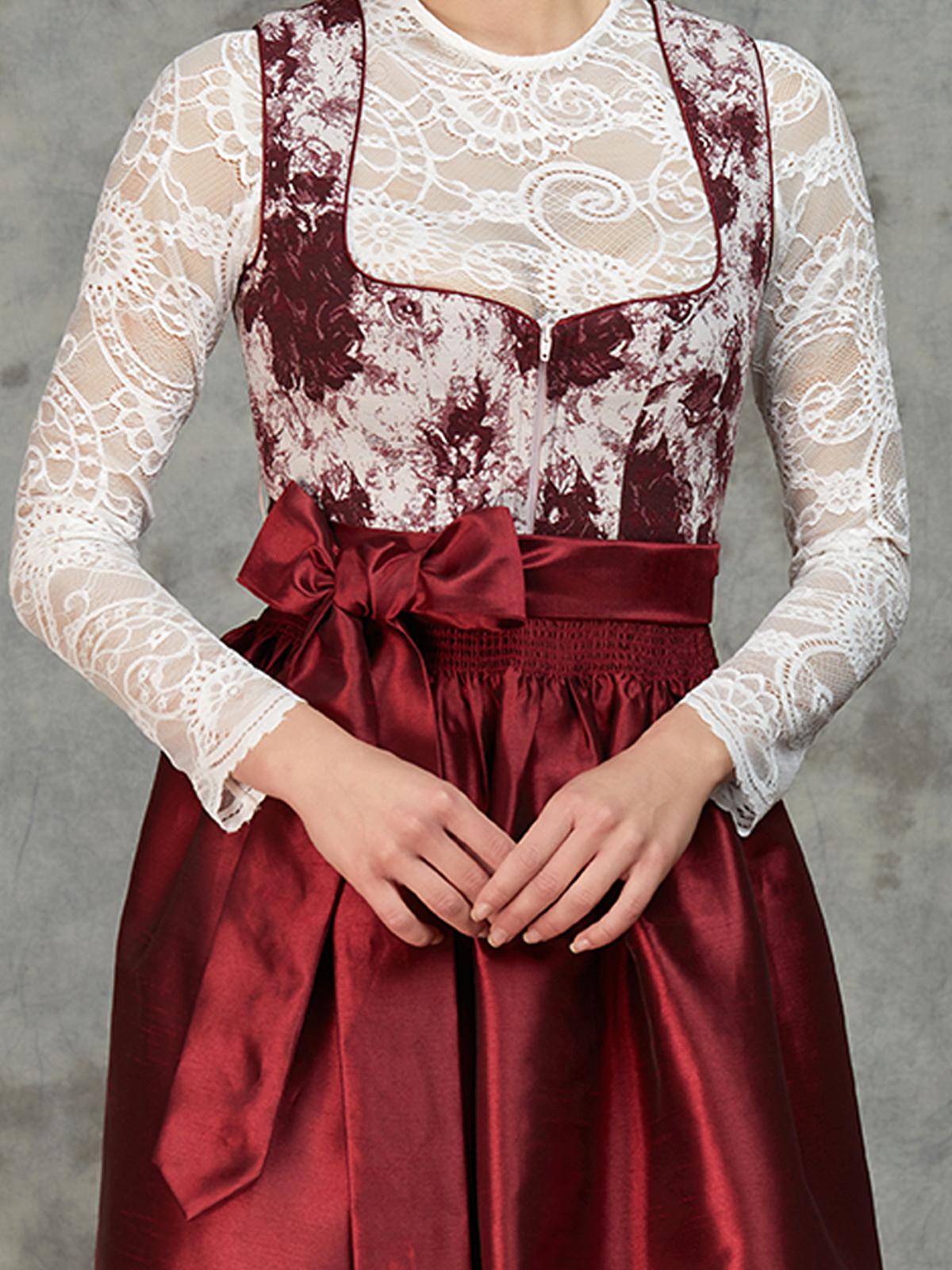 Dirndl mit tieferem Ausschnitt in Rot