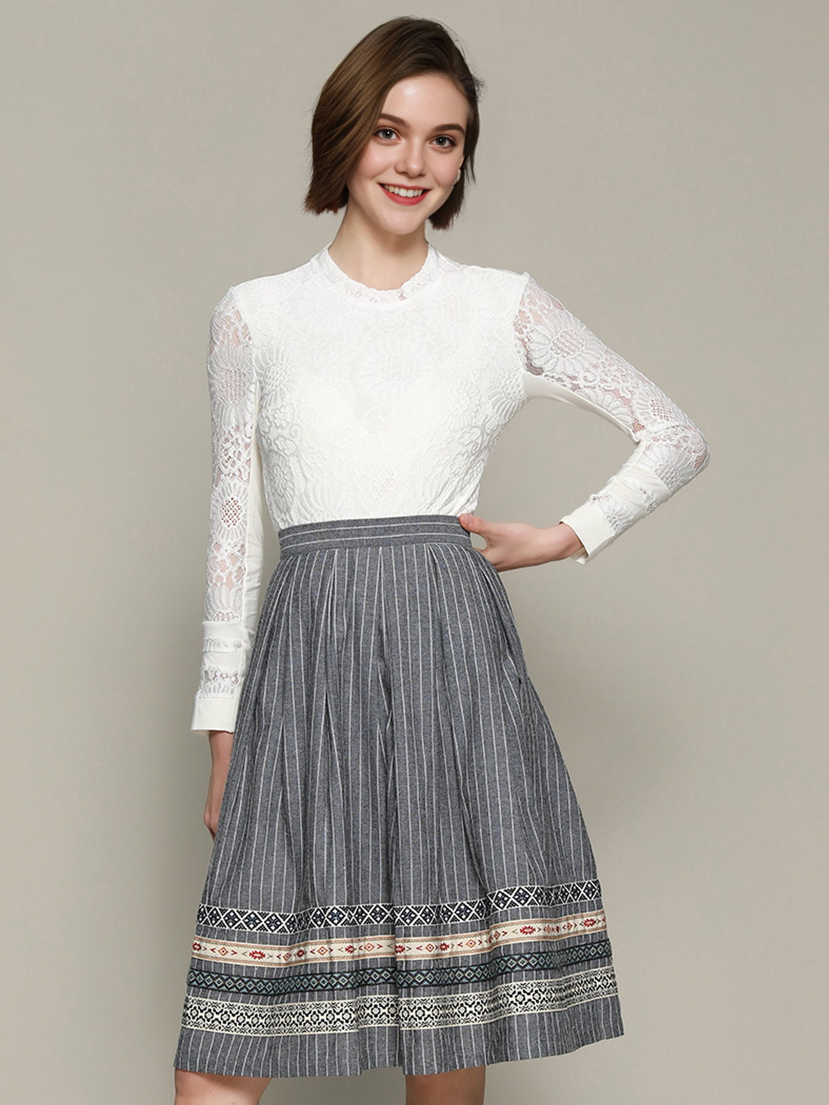 Ein elegantes rosafarbenes Samt-Dirndl mit traditioneller Bluse