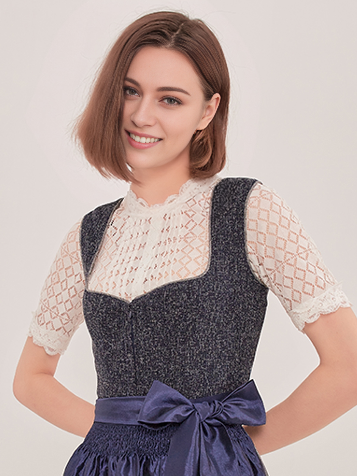 Modernes Dirndl in Blau mit floralen Details