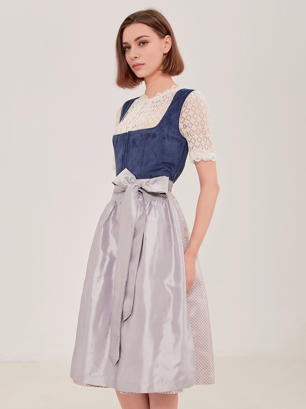Modernes Dirndl in Blau – perfekt für den urbanen Look
