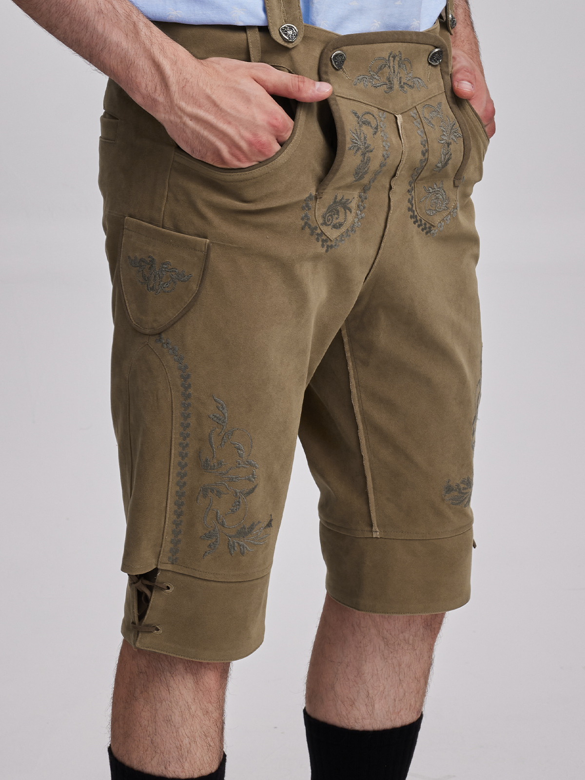 Dirndl in Braun mit Lederschürze