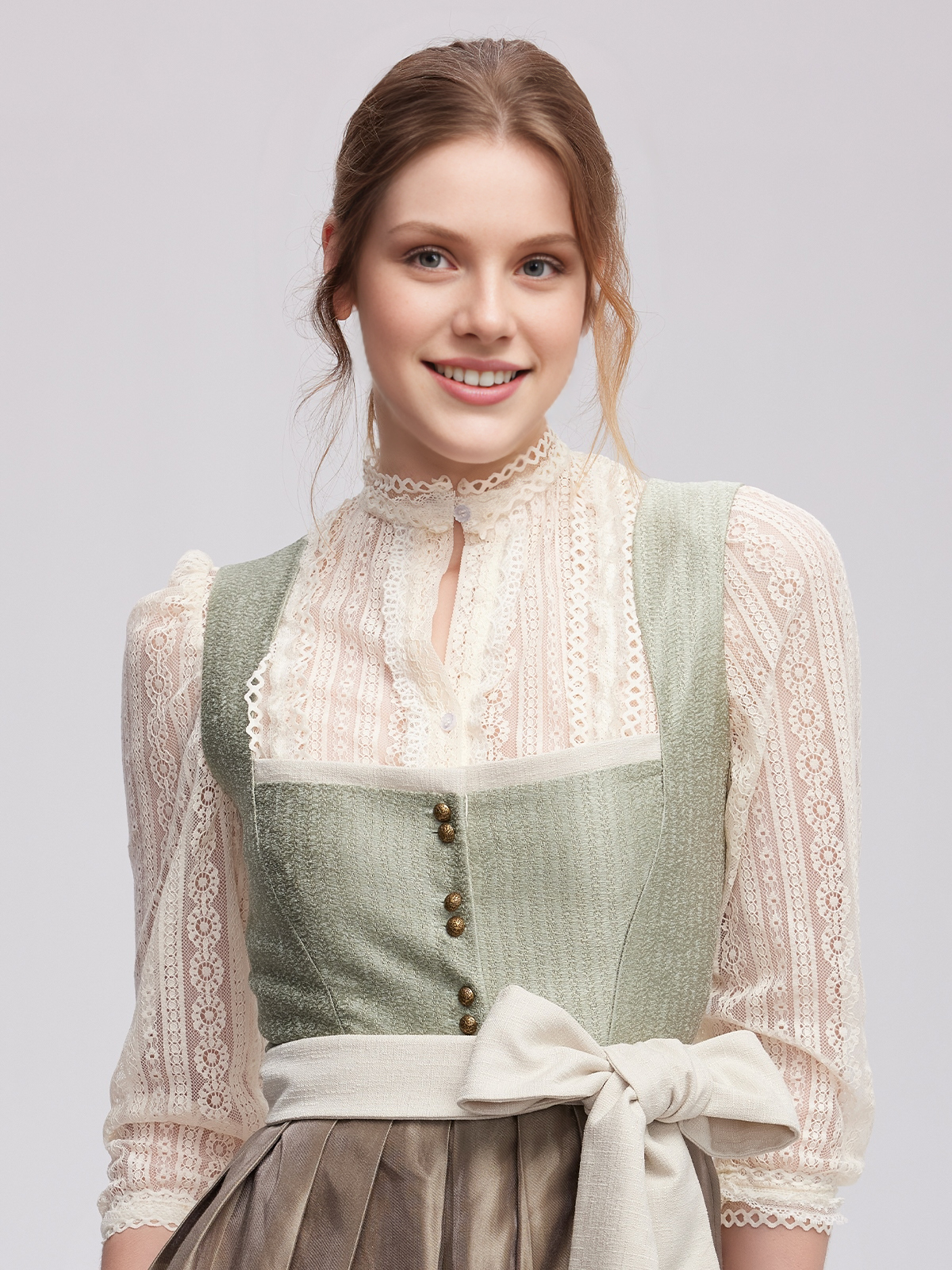 Dirndl in Grün mit tieferem Ausschnitt