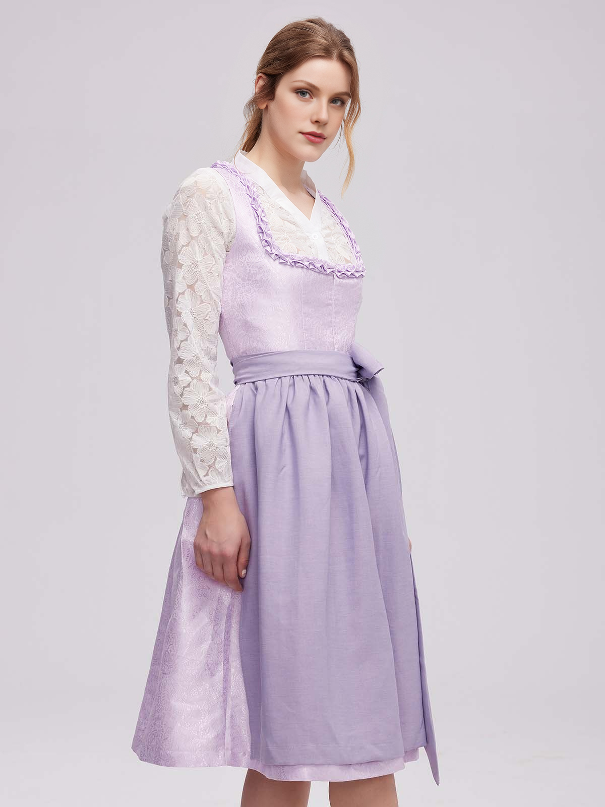 Lila Dirndl mit modernem Schnitt