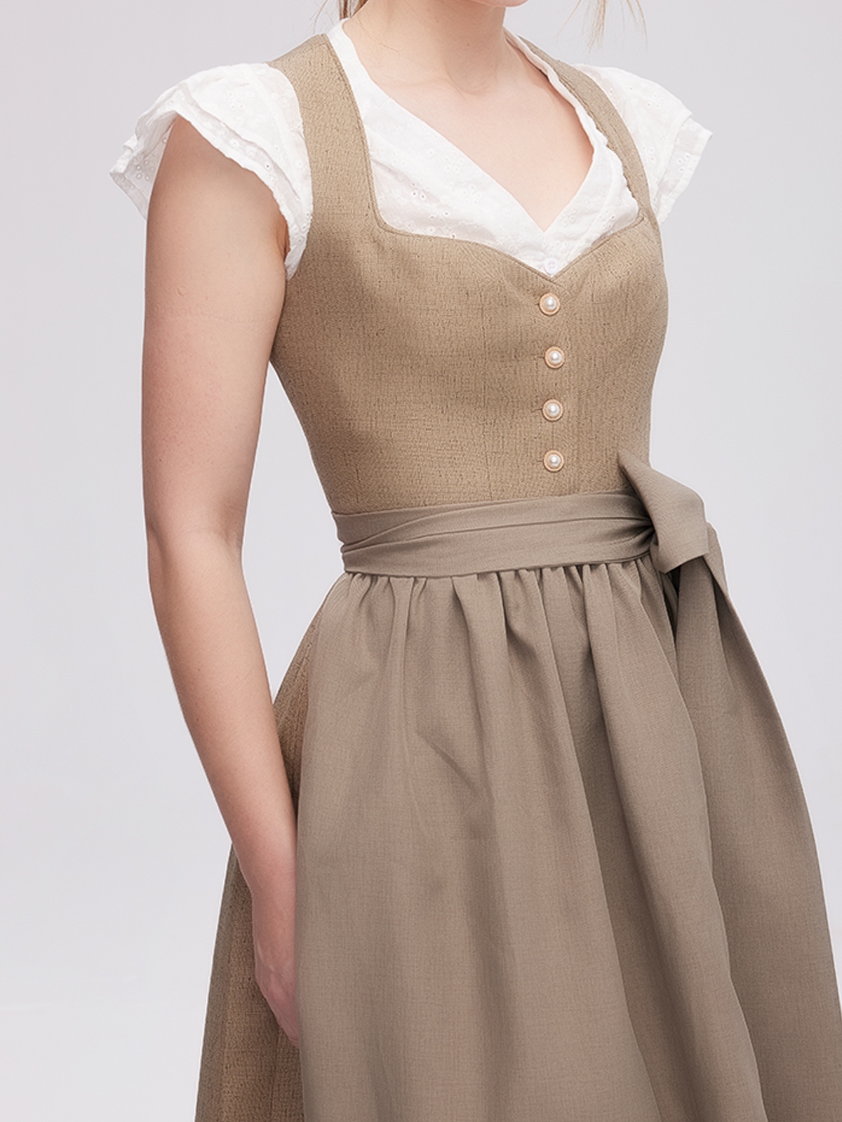 Dunkelgrünes Dirndl mit floralen Details