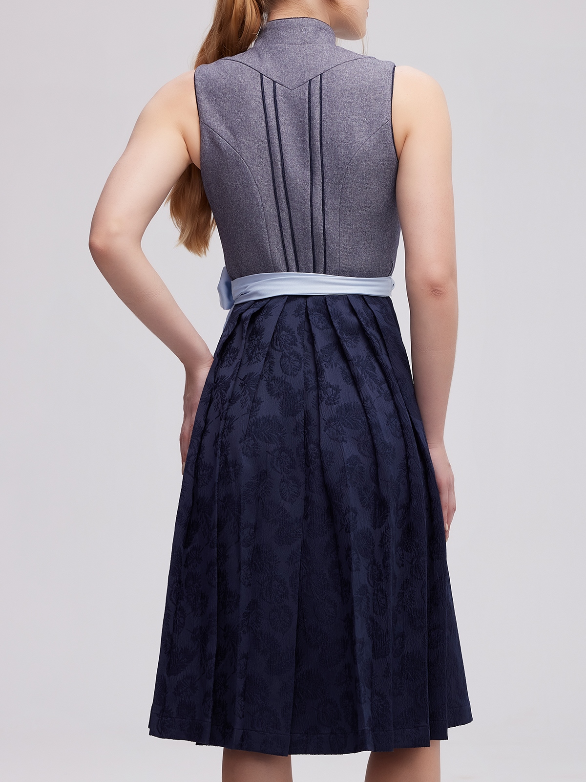 Modernes graues Dirndl mit asymmetrischem Saum