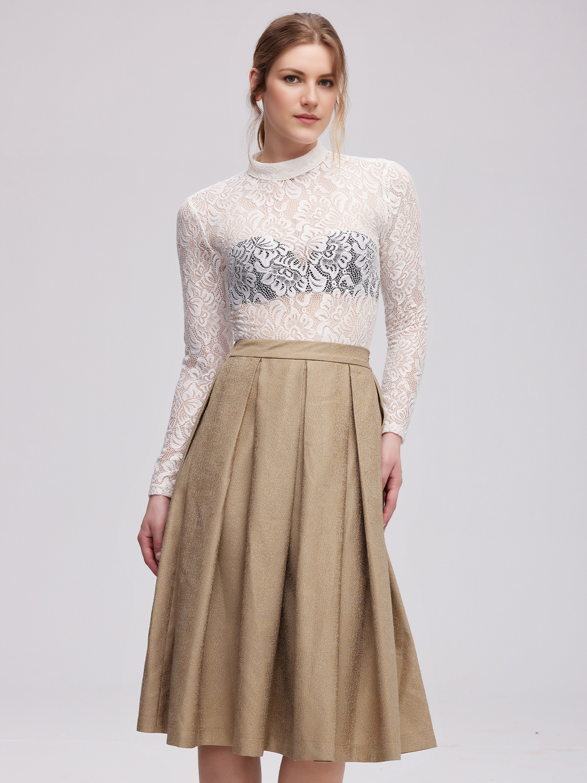 Dirndl in Schwarz-Braun mit floralen Details