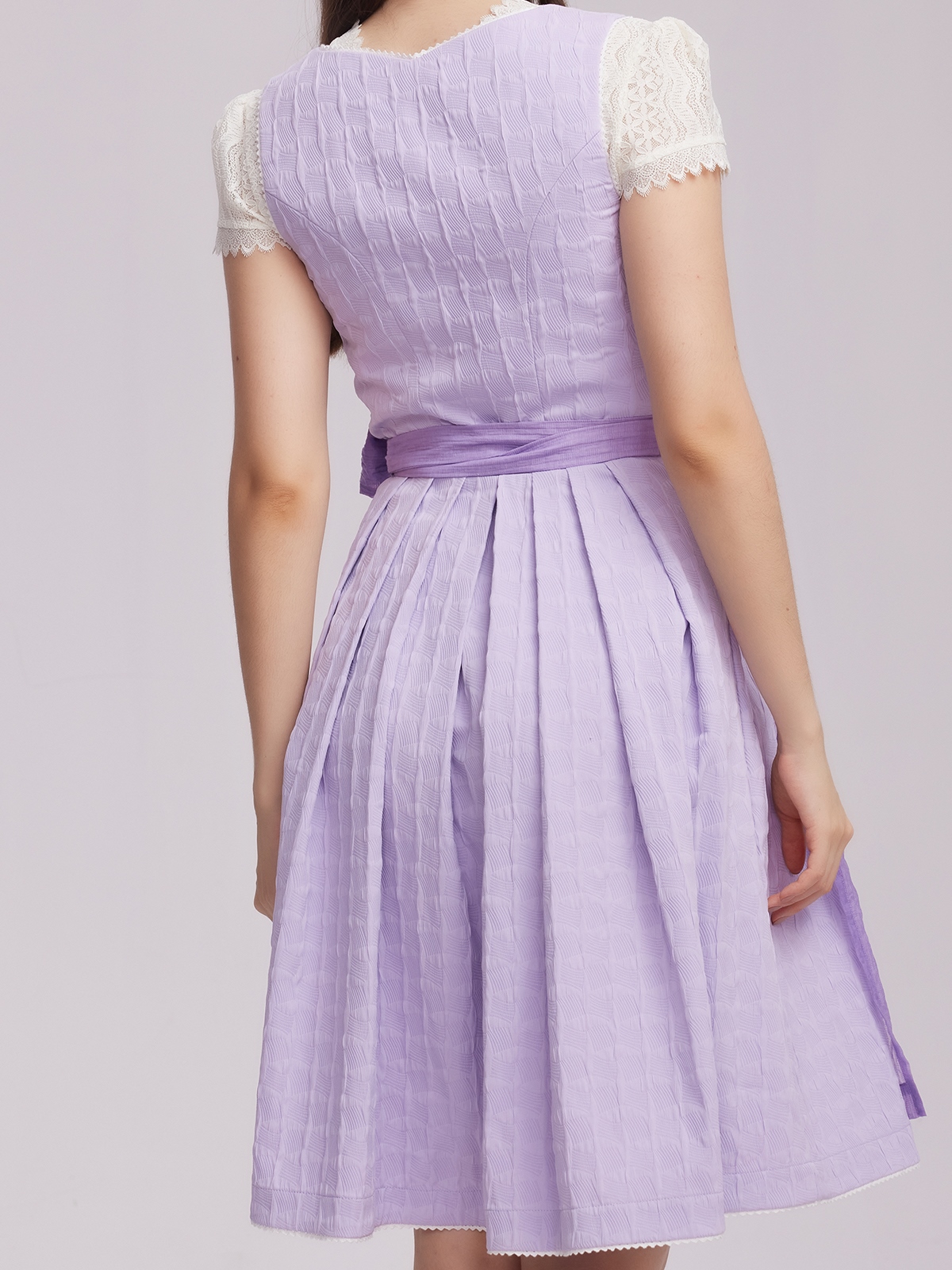 Dirndlbluse in Lila mit Spitzenverzierung