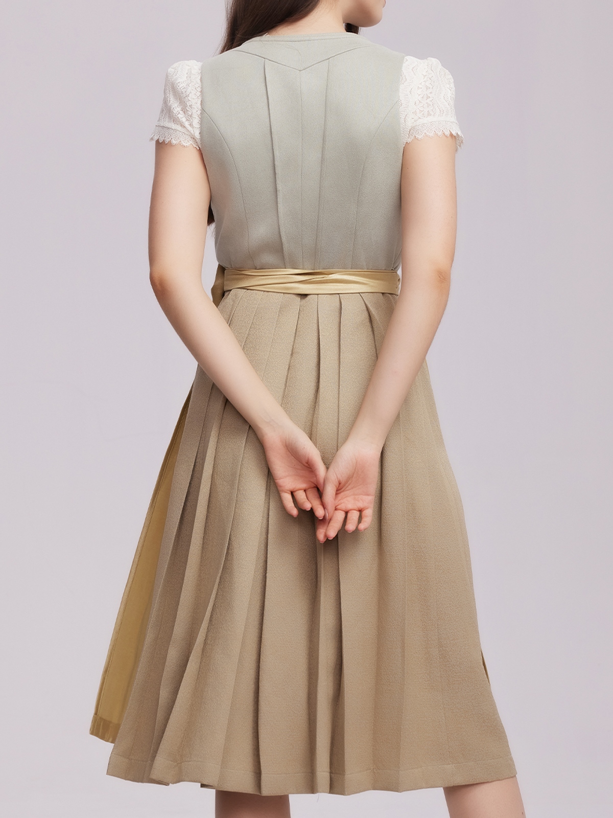Langärmlige Dirndlbluse in Grün – stilvoll & elegant