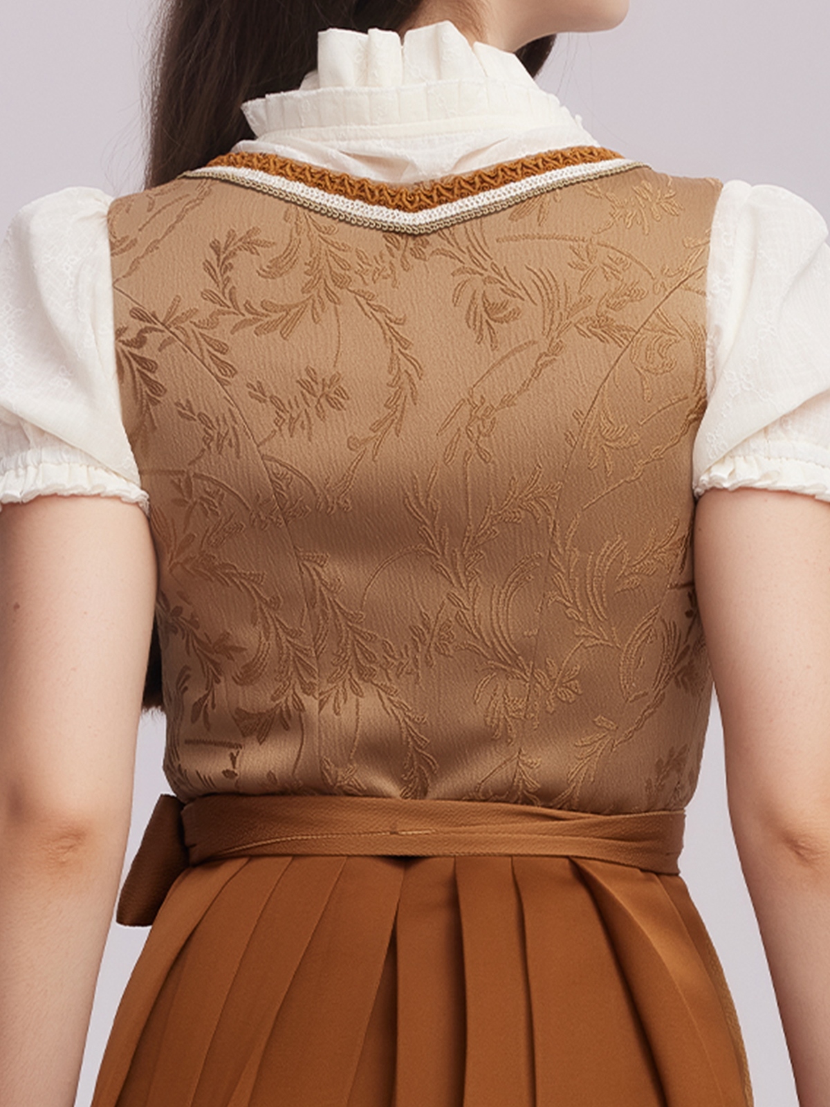 Traditionelles Dirndl in Gelb