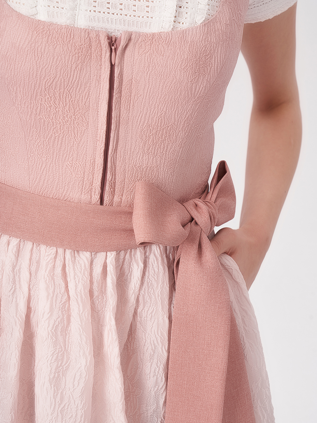 Modernes Dirndl mit geradem Ausschnitt in Rosa