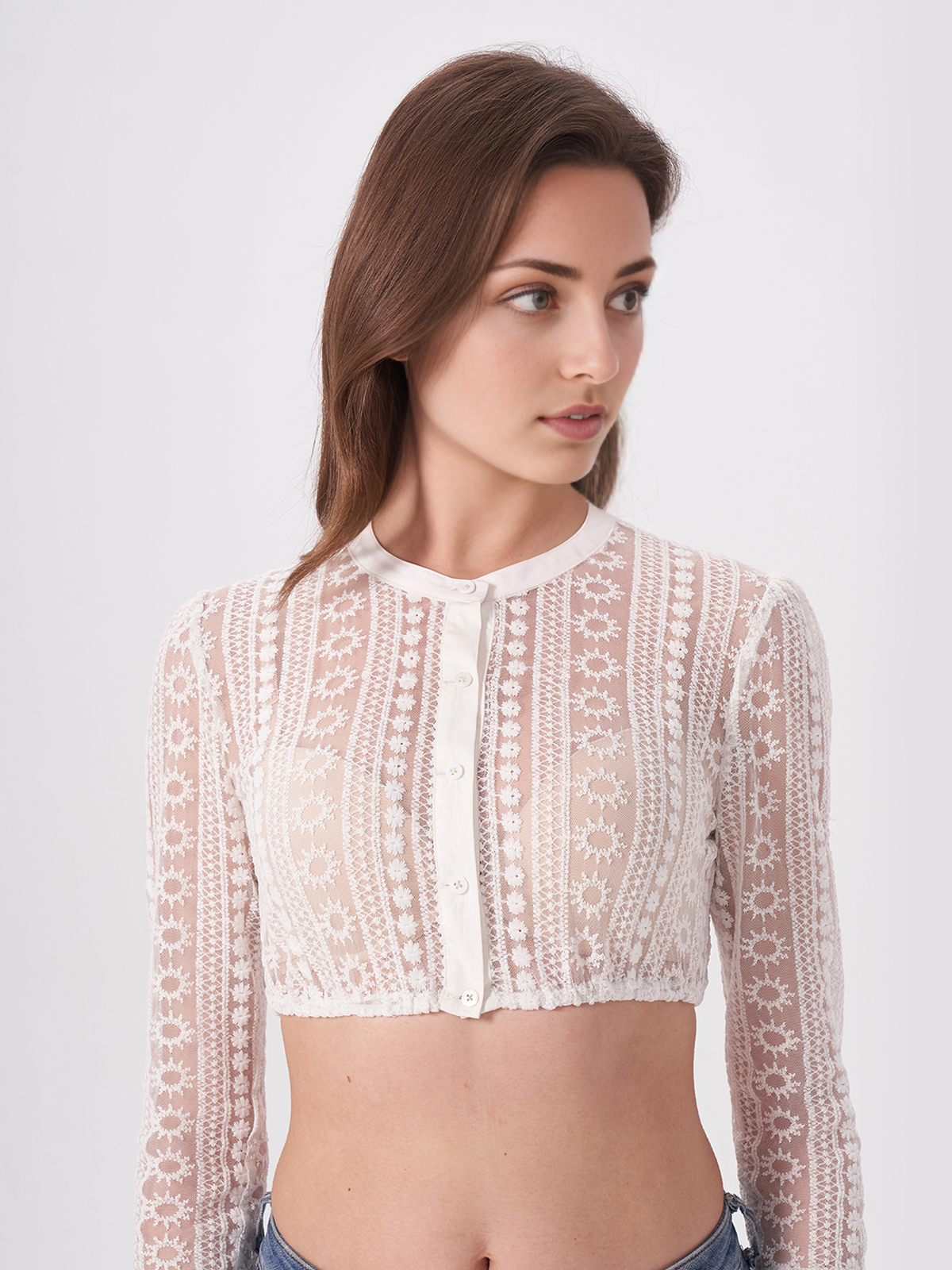 Modernes weißes Dirndl mit schwarzer Schürze