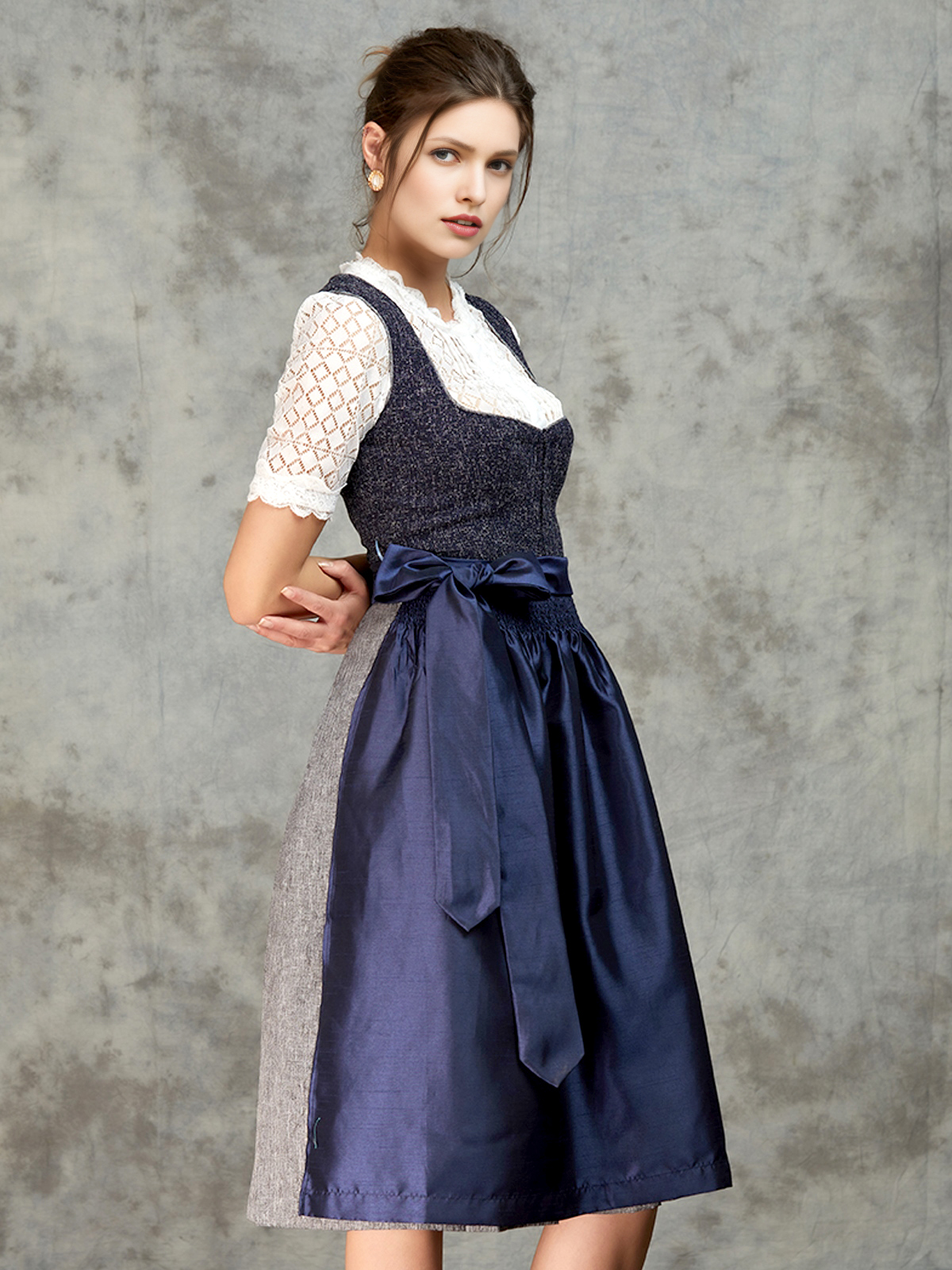 Dirndl in blauem Samt – ähnlich luxuriös wie weinrot