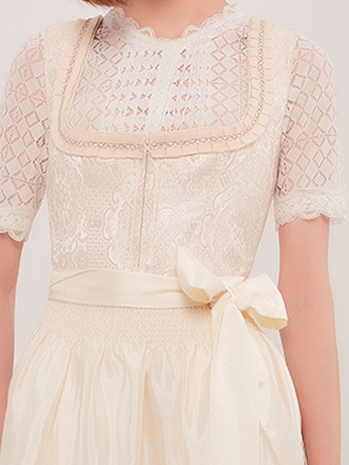 Elegantes rosa Dirndl mit Samtoptik