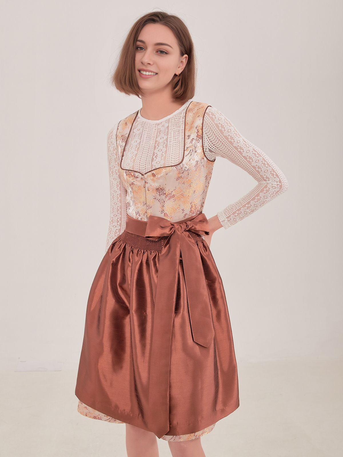 Modernes Dirndl in Gelb – ein Blickfang für jeden Anlass