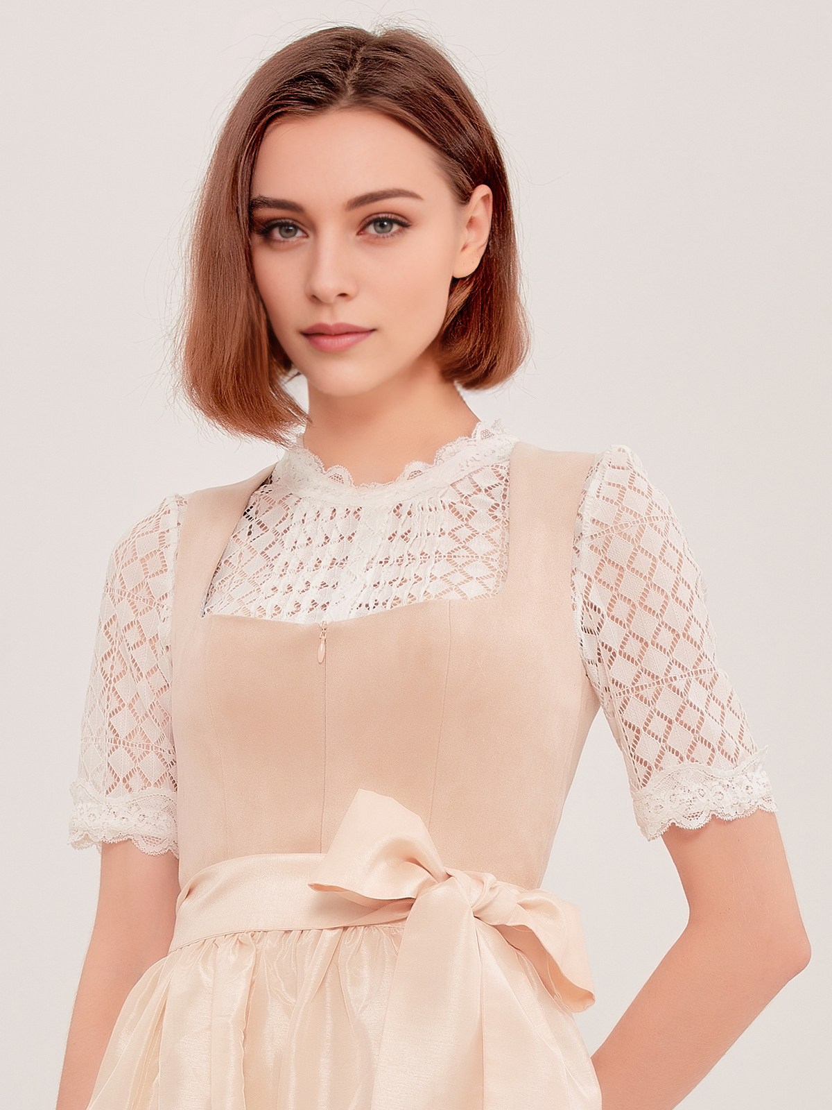 Ein elegantes beiges Dirndl mit modernem Schnitt