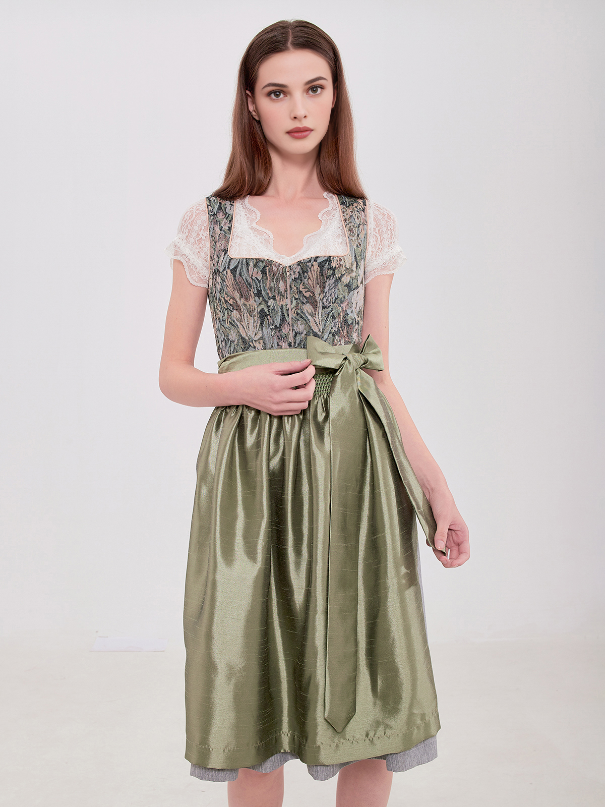 Lange Dirndlbluse in Grün – perfekt für festliche Anlässe