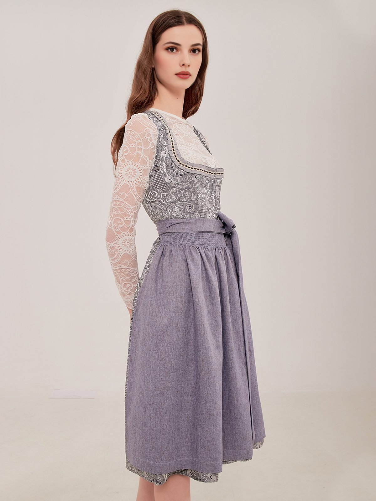 Modernes graues Dirndl mit raffinierten Details