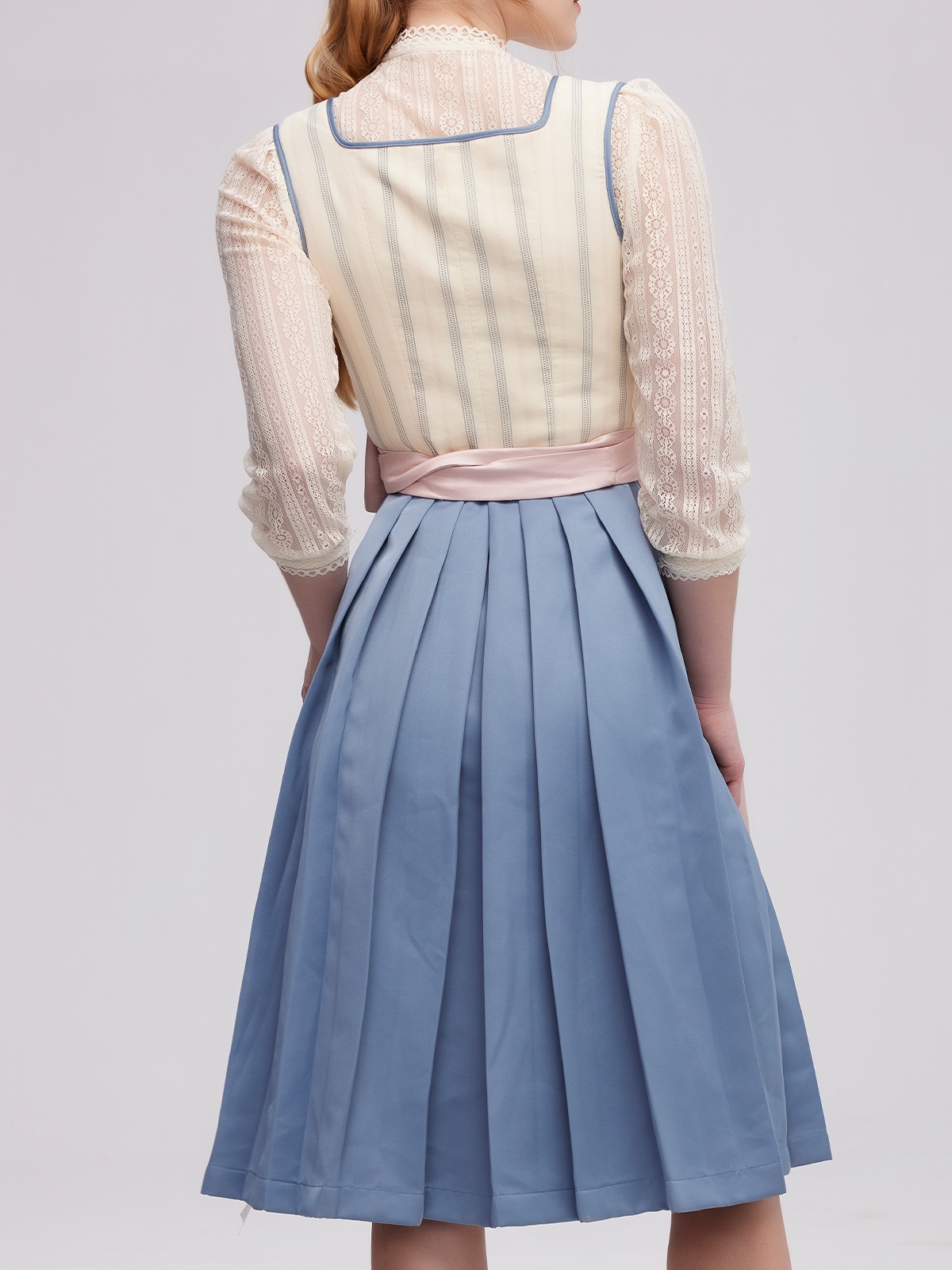 Modernes Dirndl in Beige – elegant und alltagstauglich