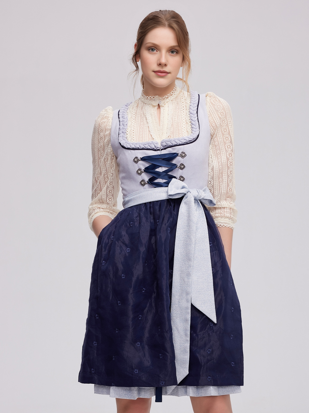 Dirndl in Blau – stilvoll und erschwinglich
