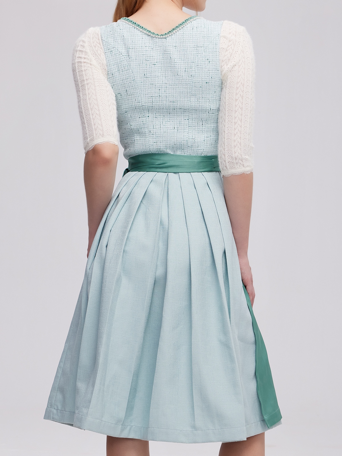 Modernes beiges Dirndl mit schlichter Eleganz