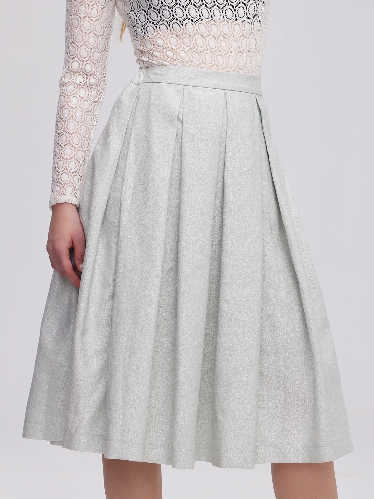 Ein modernes schwarzes Dirndl mit grüner Schürze