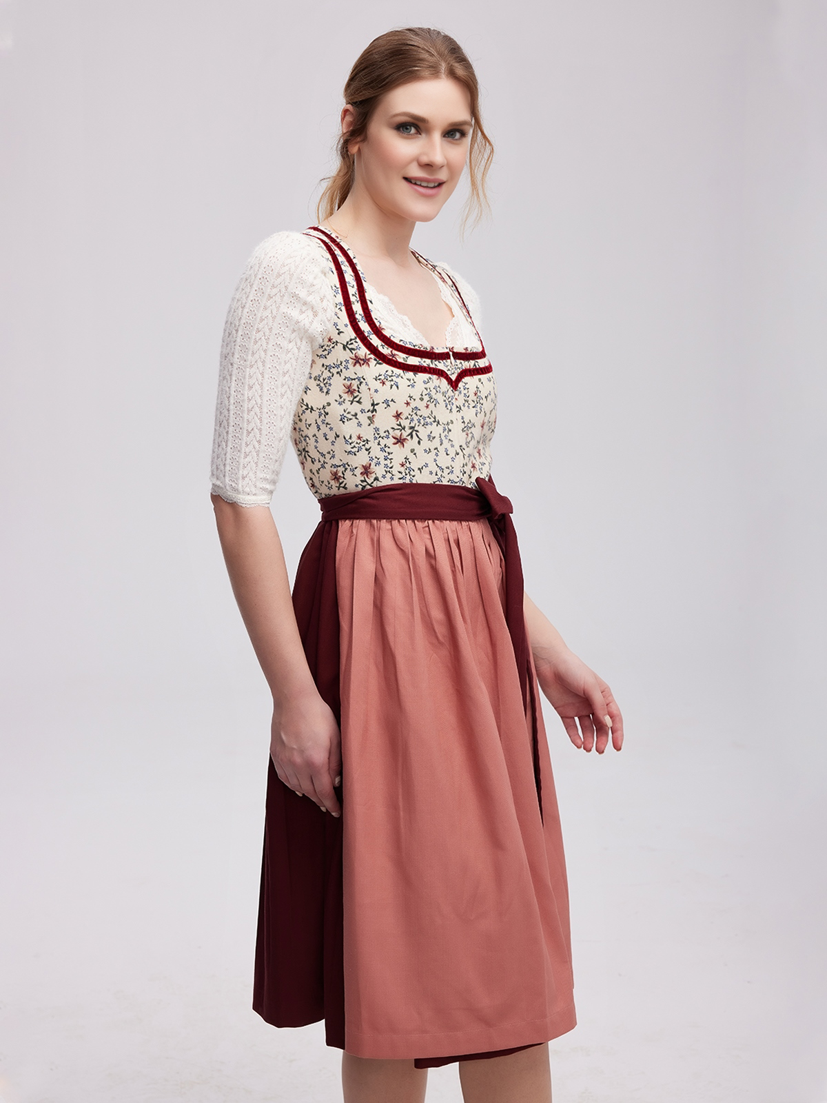 Rotes Dirndl mit weißer Spitzenbluse