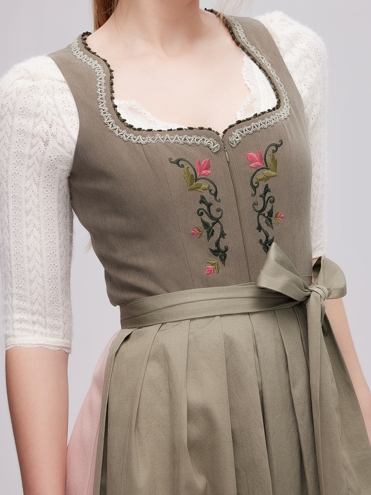 Ein elegantes grünes Dirndl mit floralen Details – perfekt für Festivals und Hochzeiten.