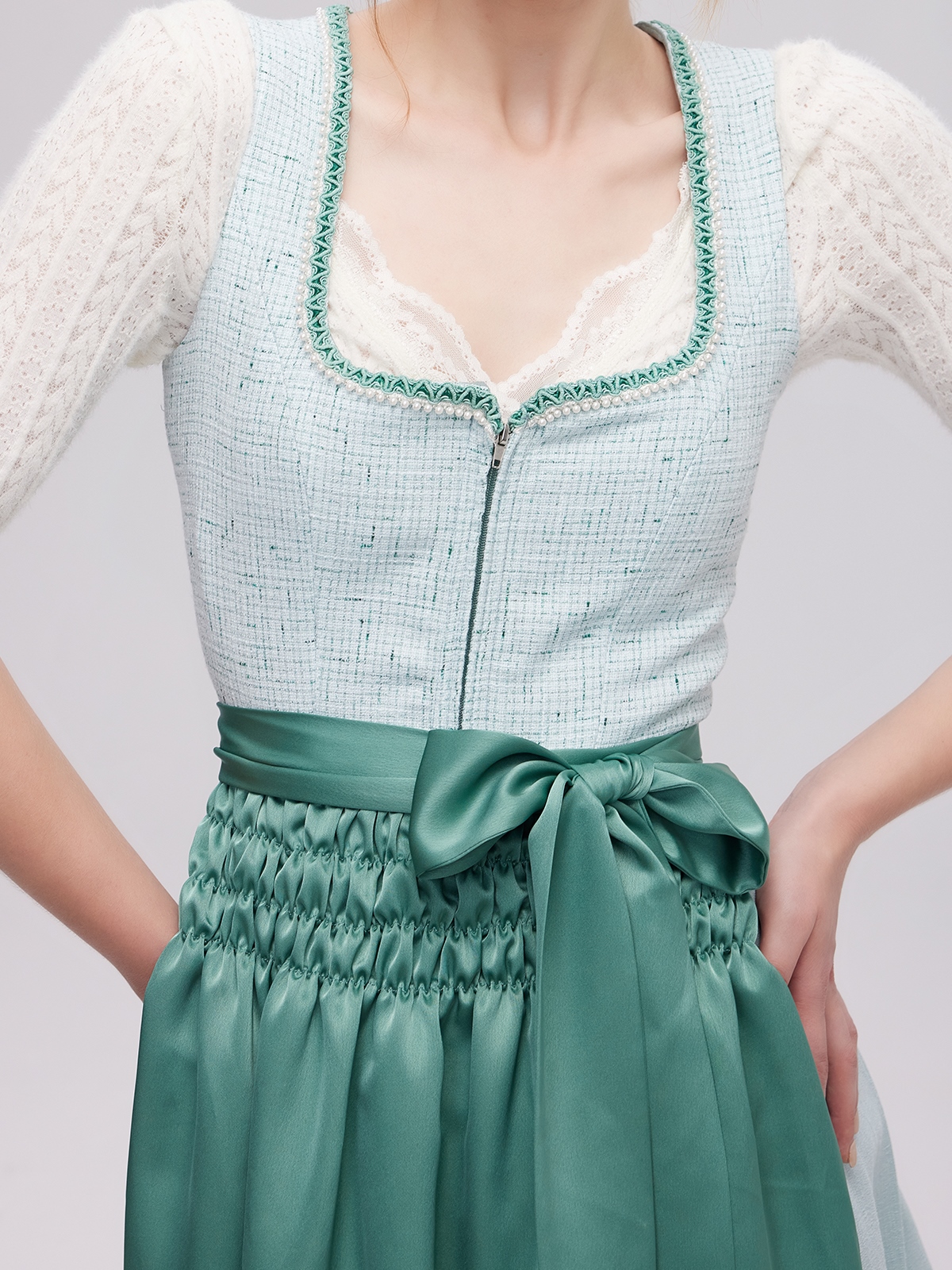 Modernes graues Dirndl mit raffiniertem Schnitt