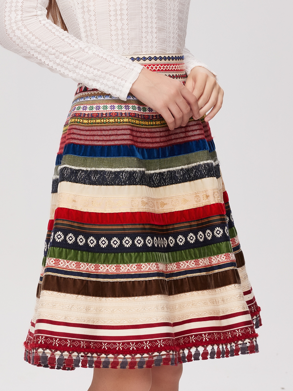 Ein modernes Dirndl in Rot mit aufwendigen Details