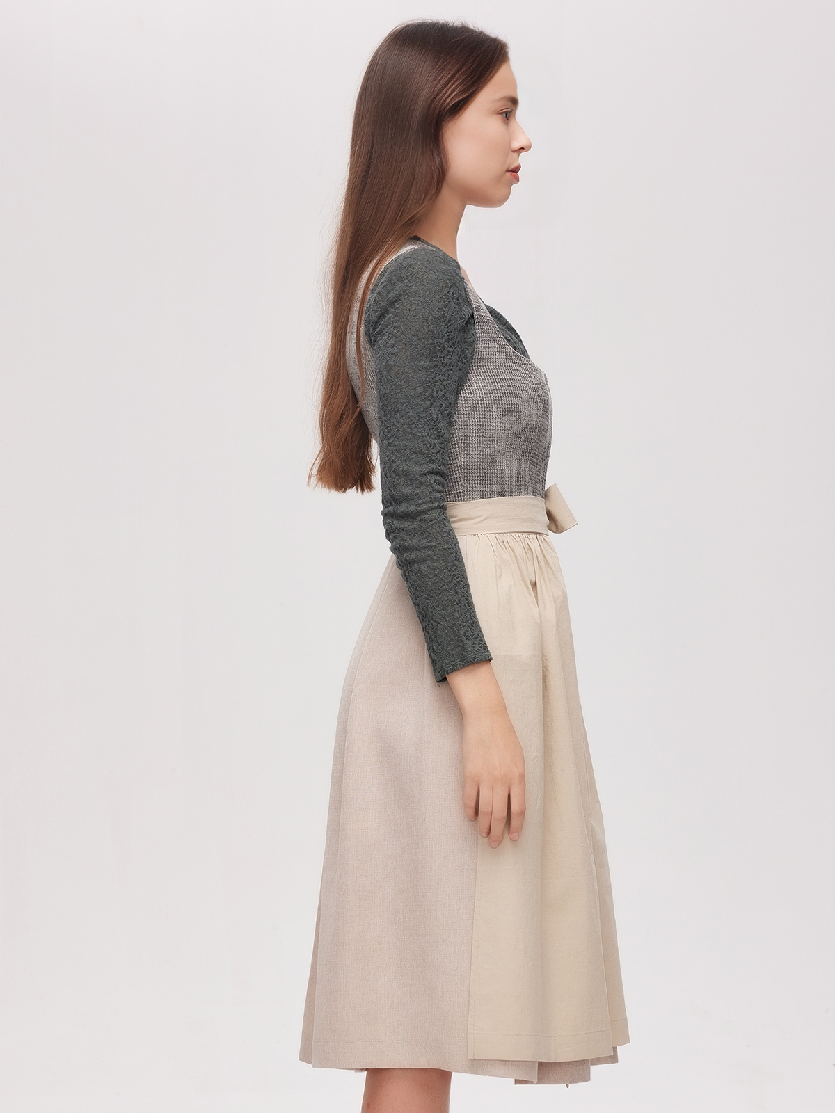 Stilvolles grünes Dirndl mit schwarzer Schürze