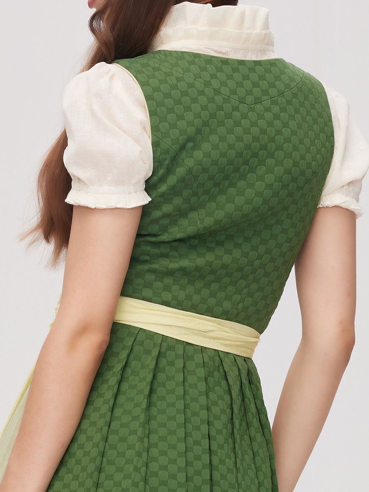 Dirndl in Grün und Rot
