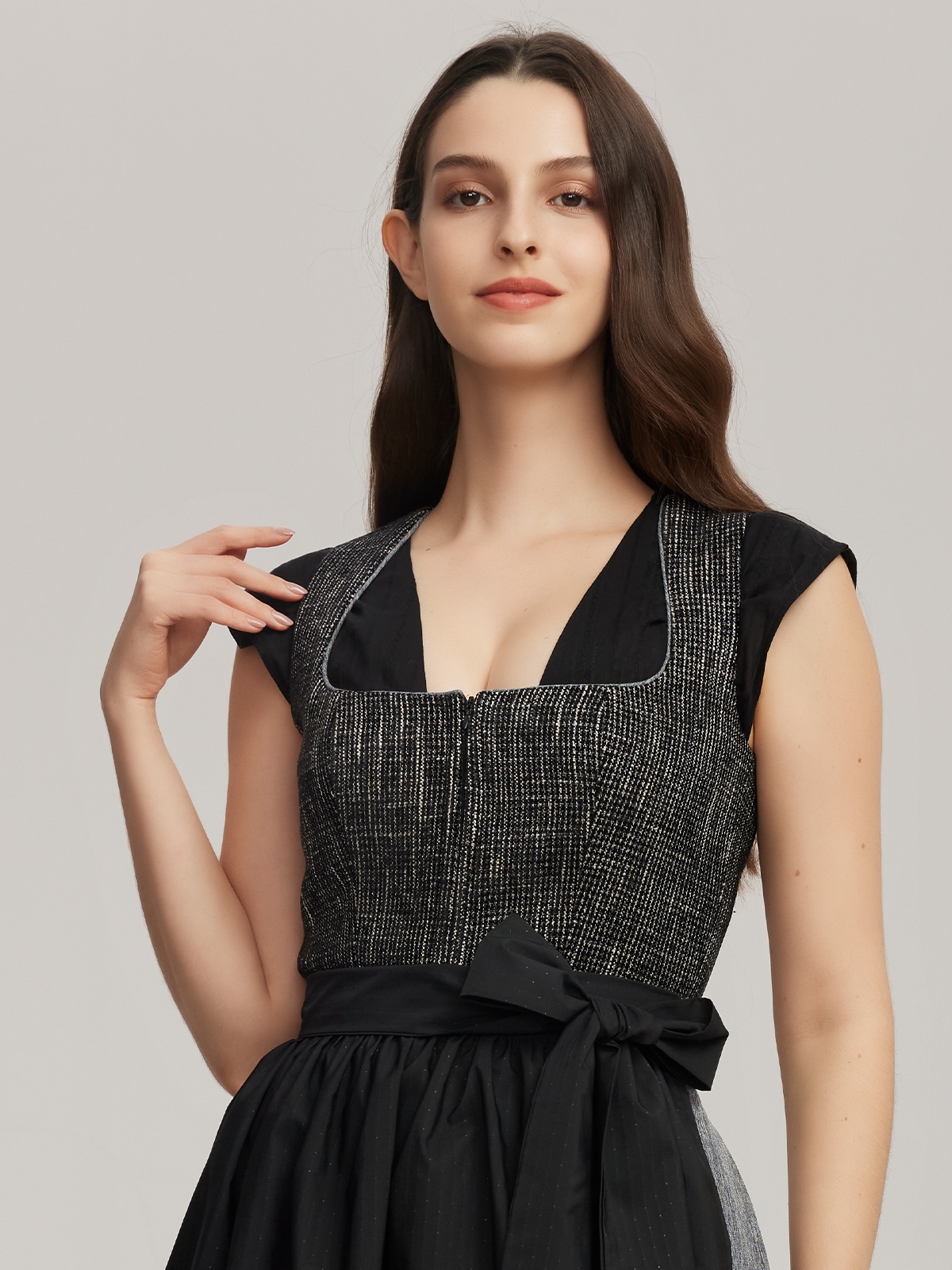Dirndl in Schwarz mit weißer Bluse
