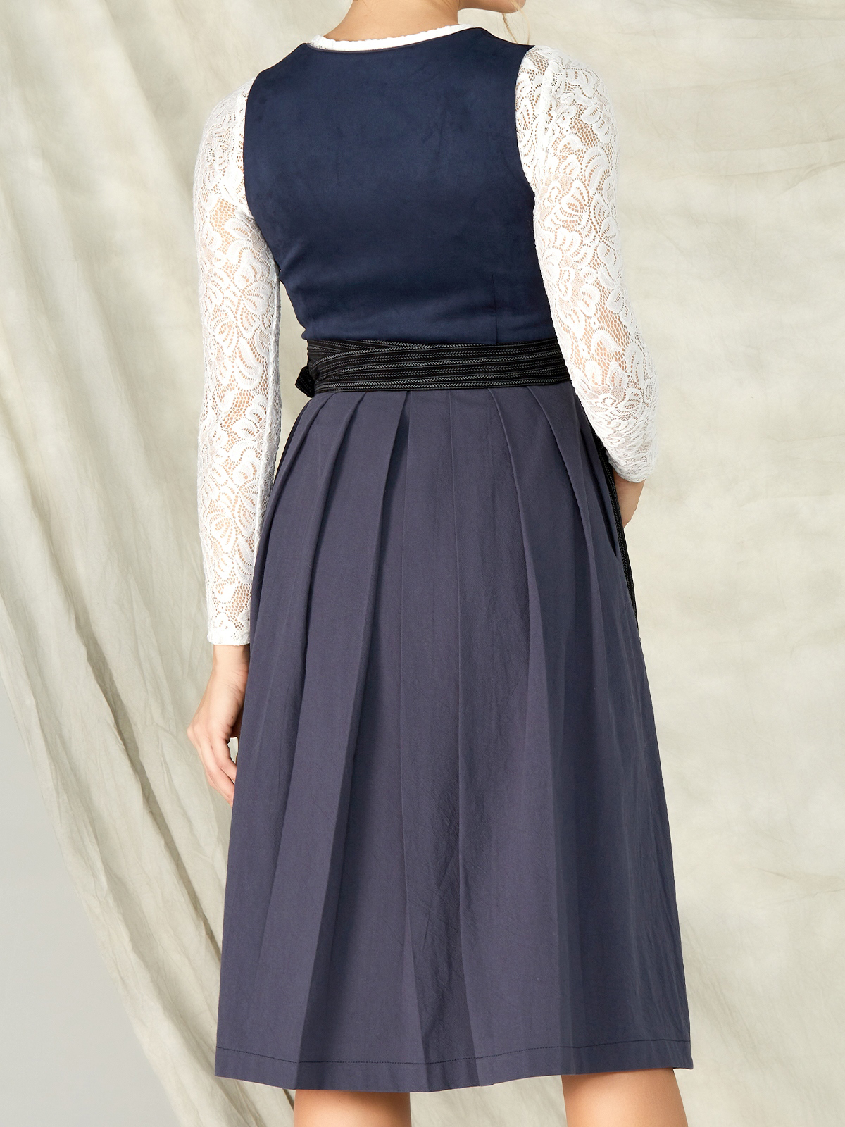 Samt Dirndl Dunkelblau – Eleganz in dunklem Blau