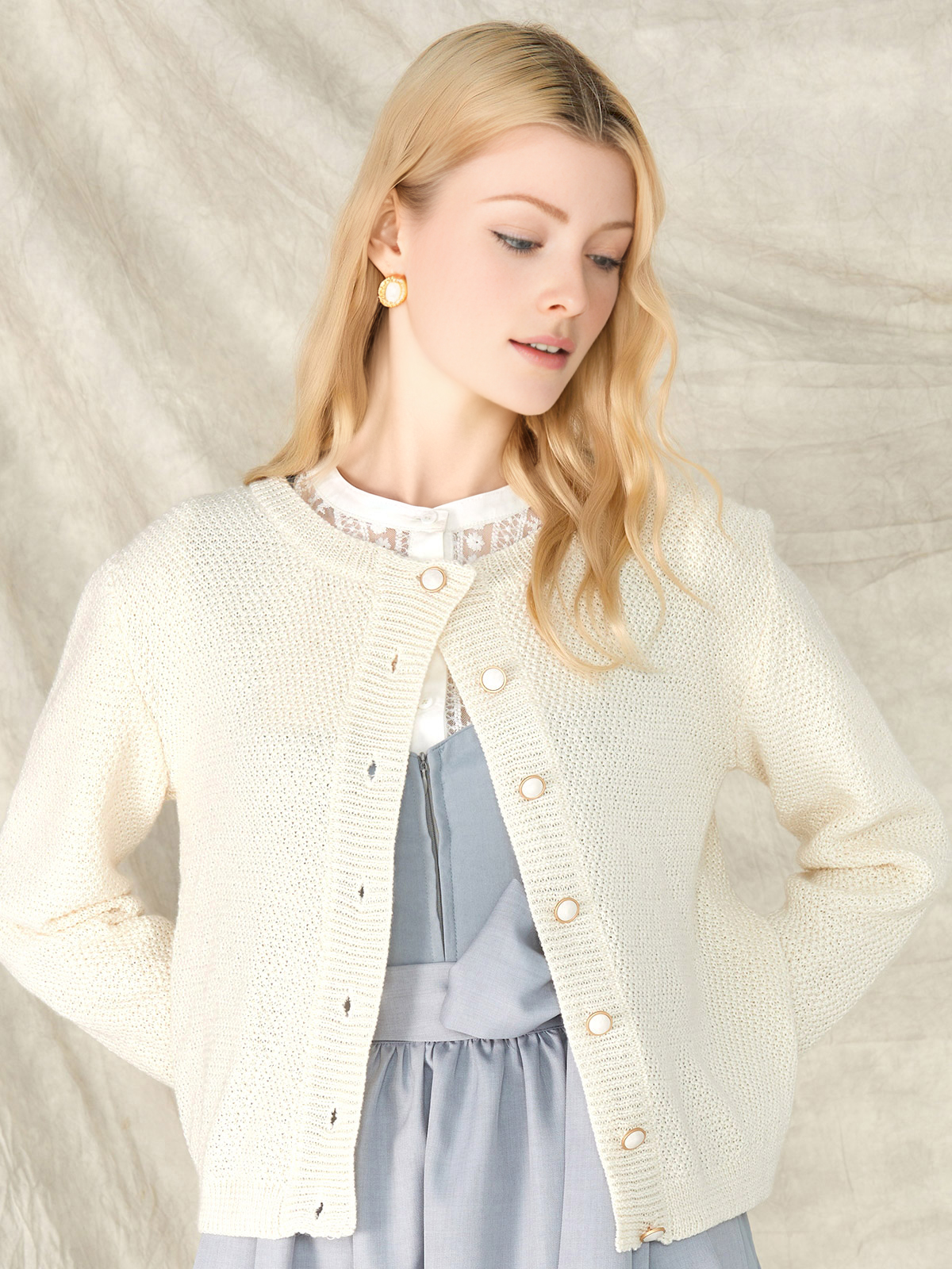 Elegantes weißes Dirndl mit floralen Details