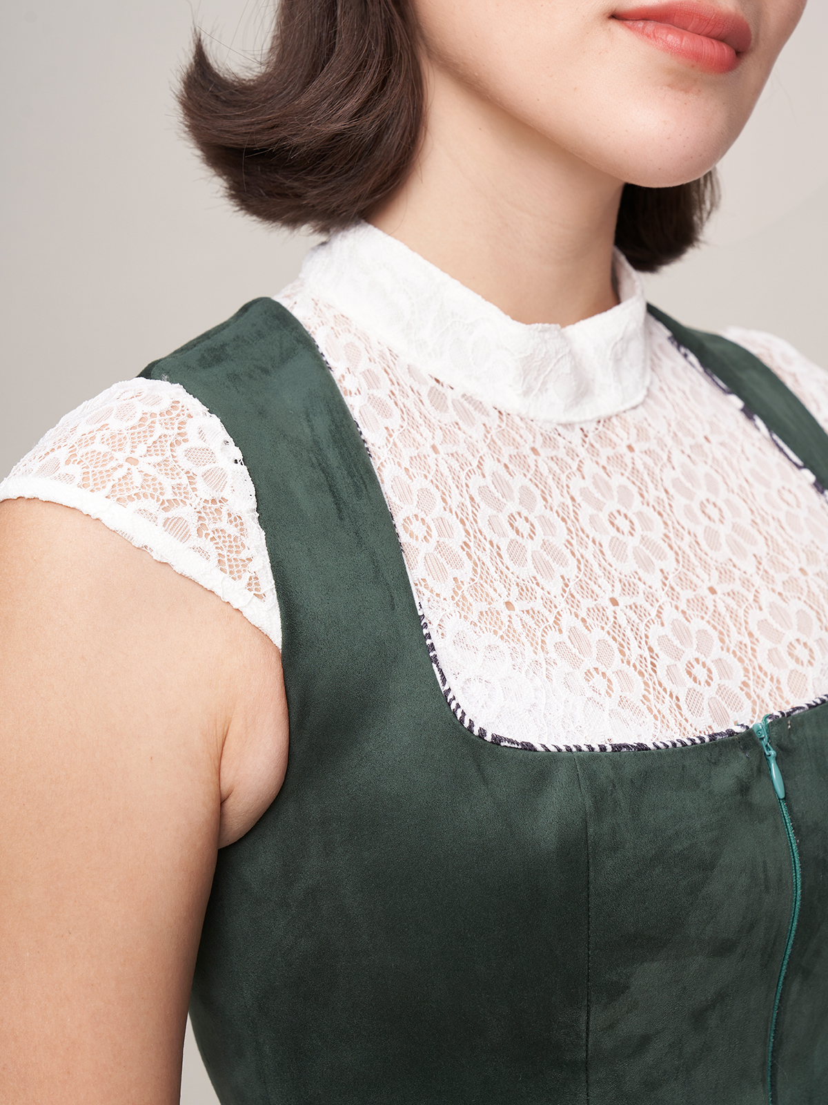 Ein klassisches Tegernseer Dirndl in Grün mit feiner Stickerei