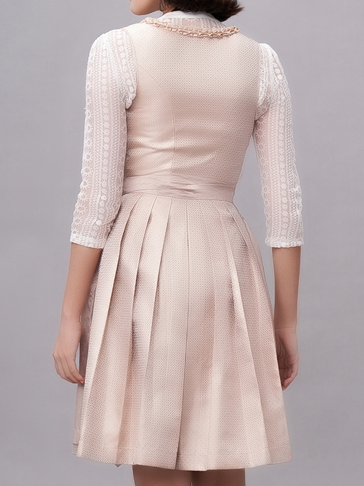 Dirndl lang rot mit eleganter Bluse