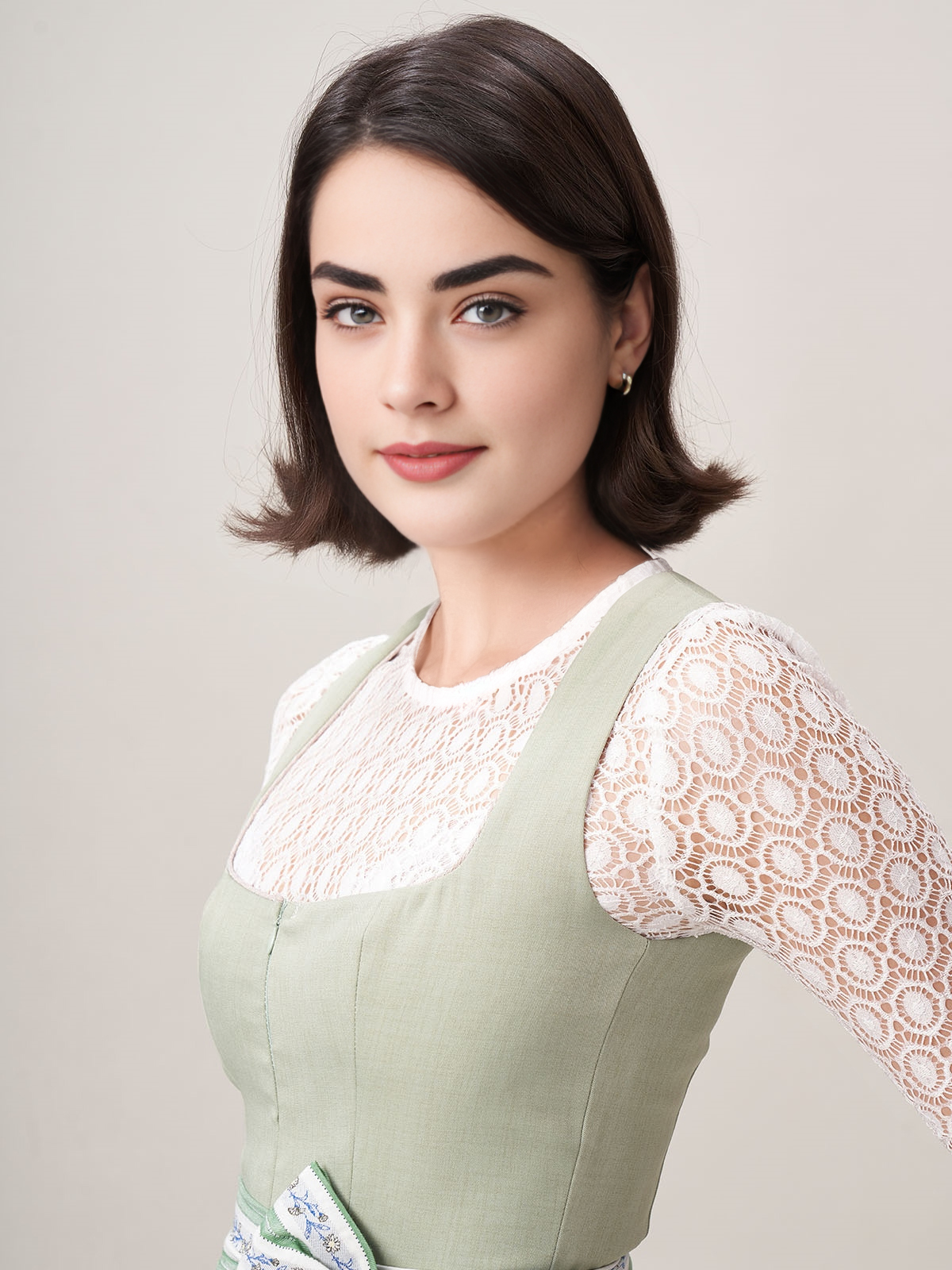 Ein graues Dirndl mit modernem Schnitt