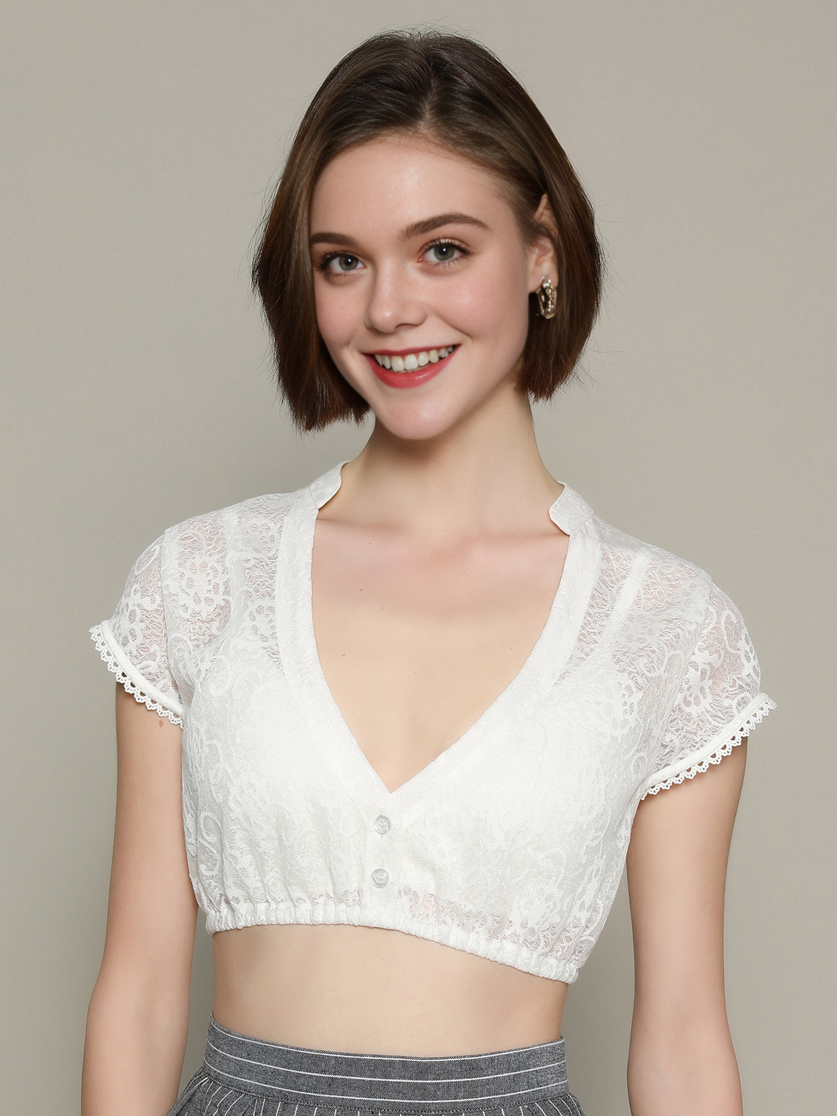 Traditionelles grünes Dirndl mit weißer Bluse