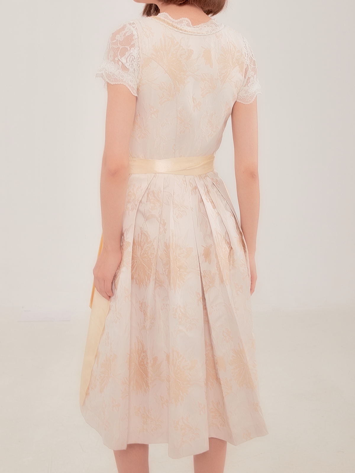 Helles Dirndl in Gelb – elegant und zeitgemäß